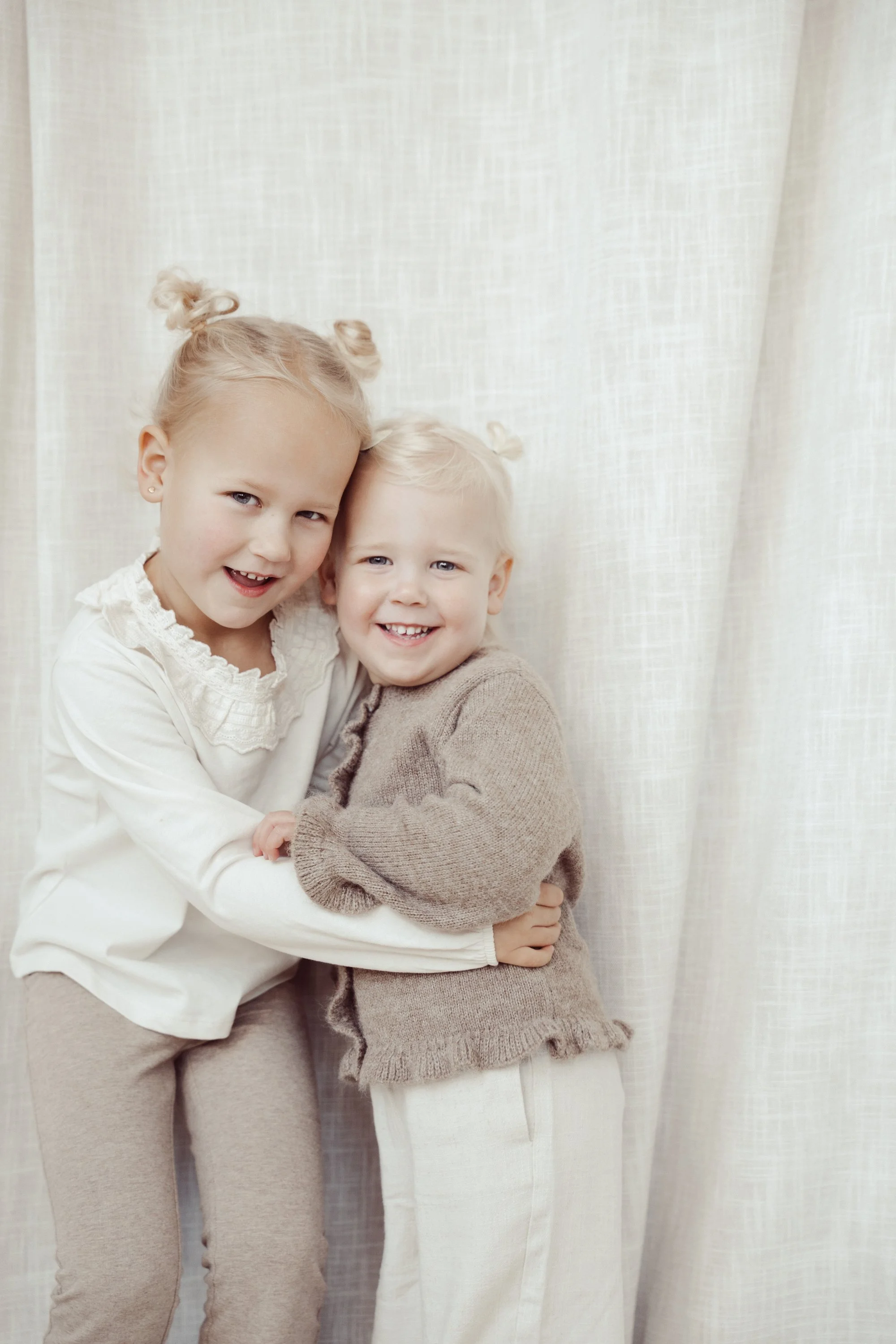 kindershoot 2 kinderen zusjes in daglichtstudio den bosch 