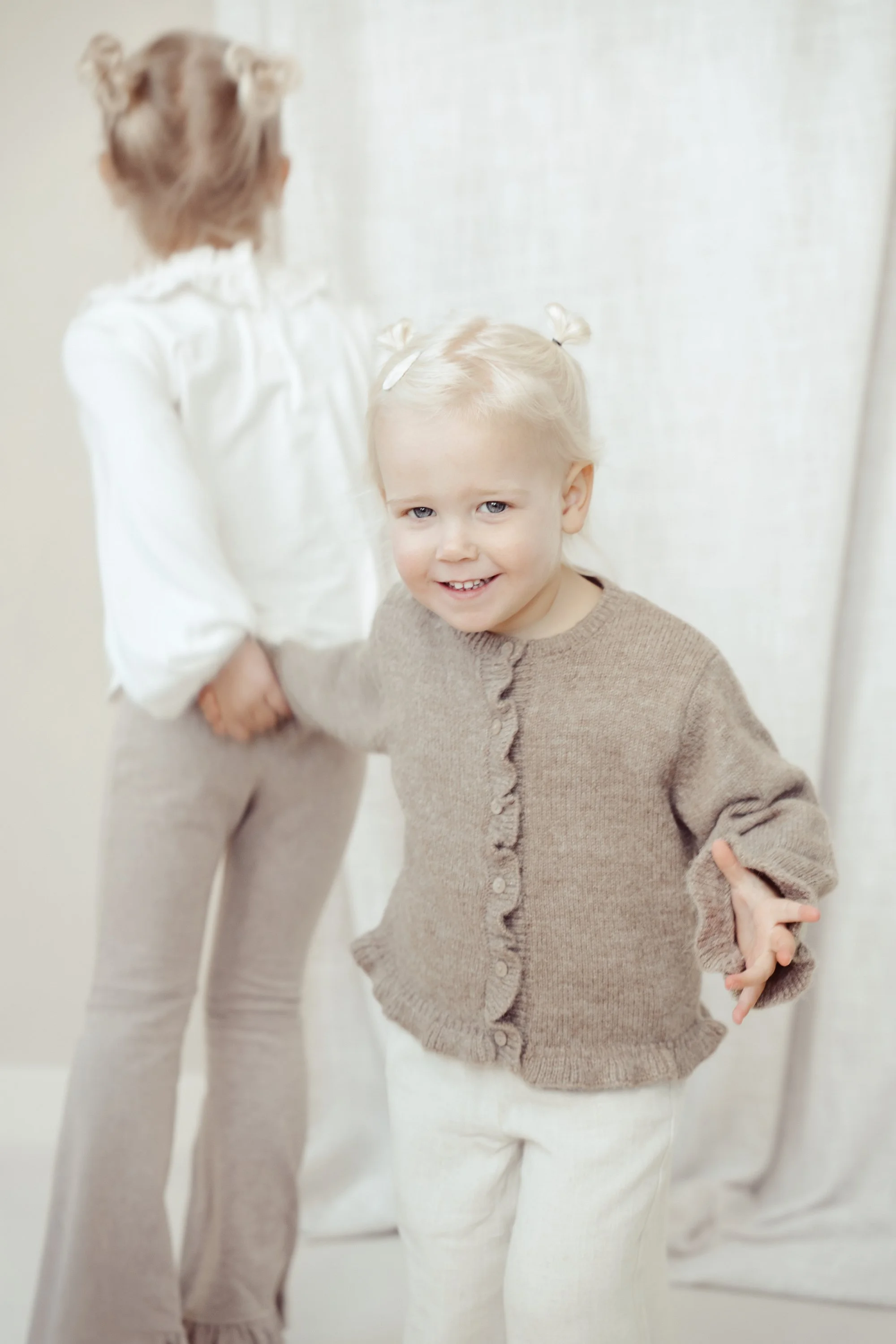 kindershoot 2 kinderen zusjes in daglichtstudio den bosch 