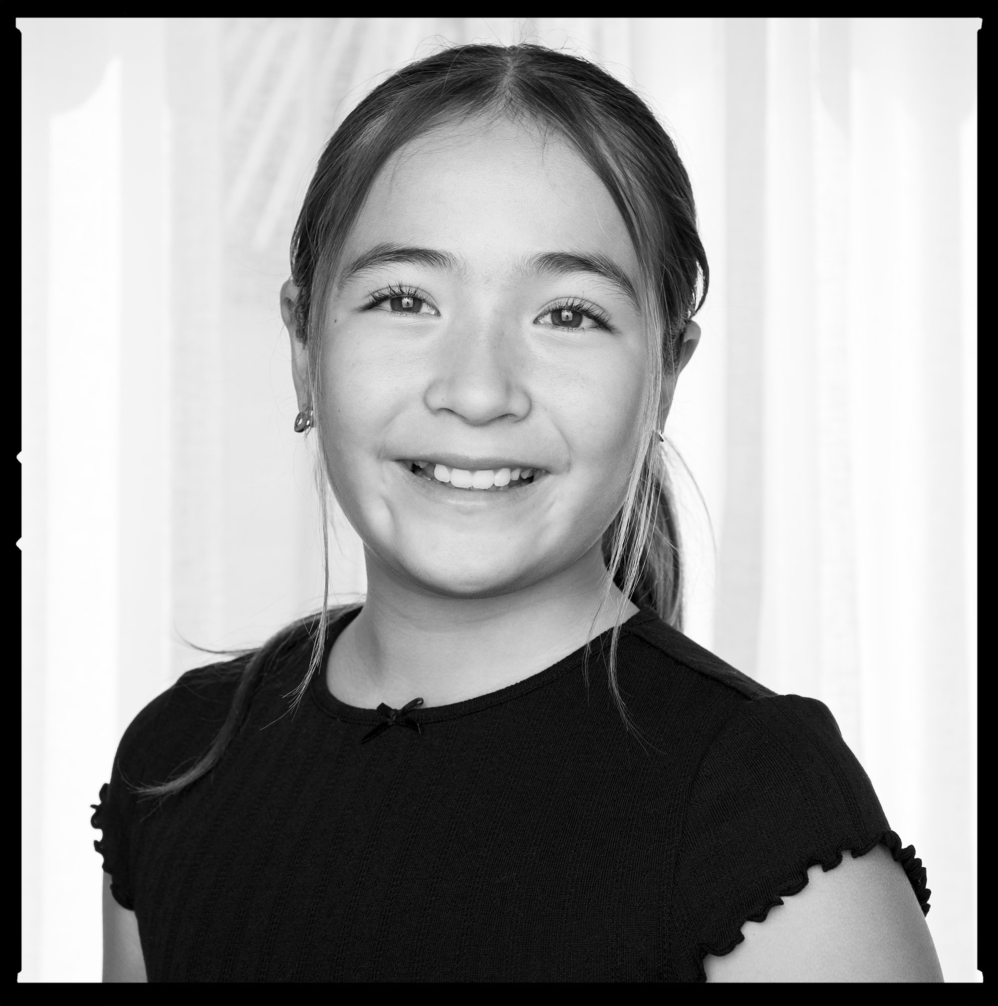 Tween girl_Interior UpClose Portrait_Stoppard Photography.jpg