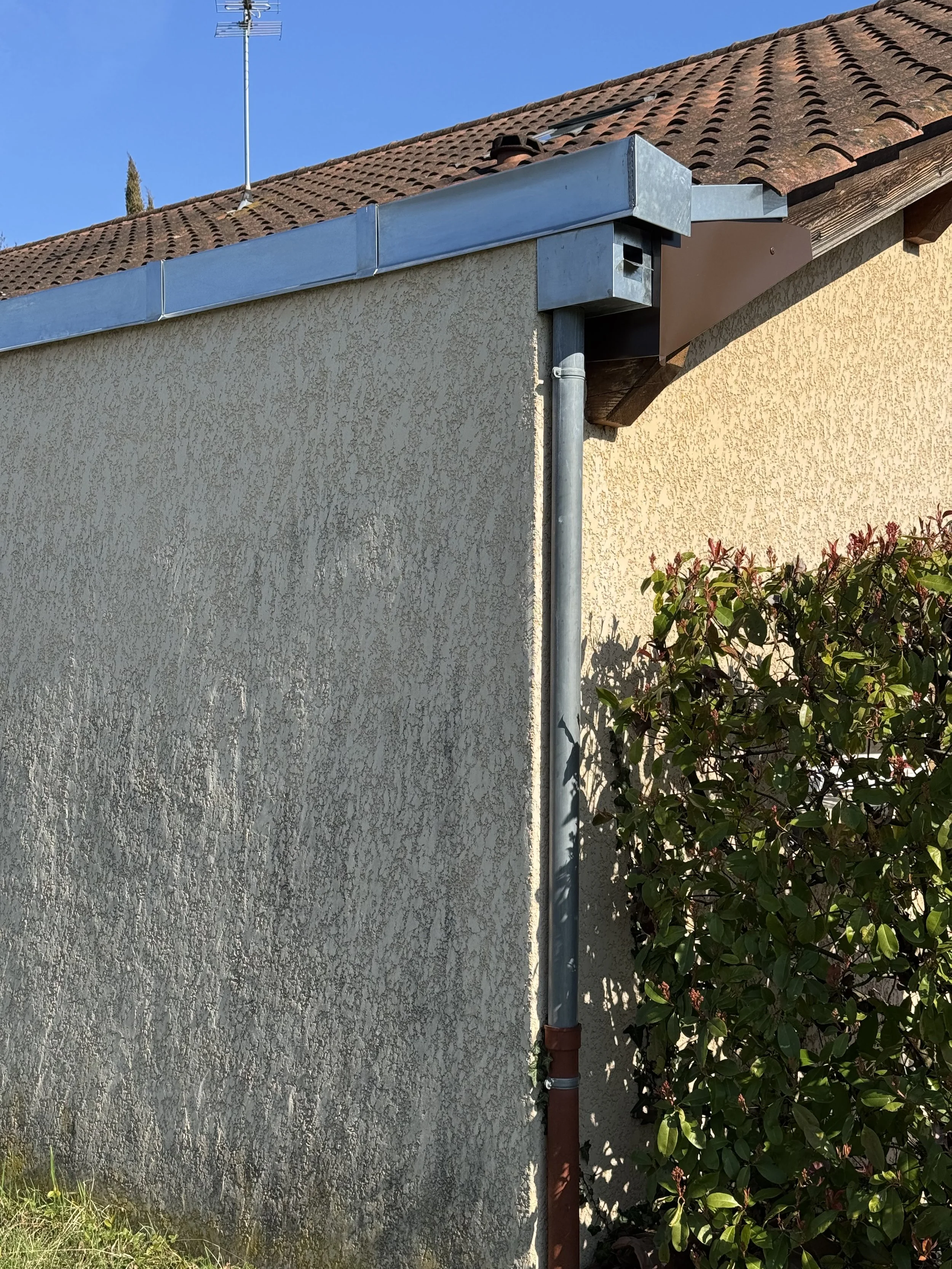 Reprise de caniveau encastré à Proulieu (01) – Travaux de zinguerie Ain