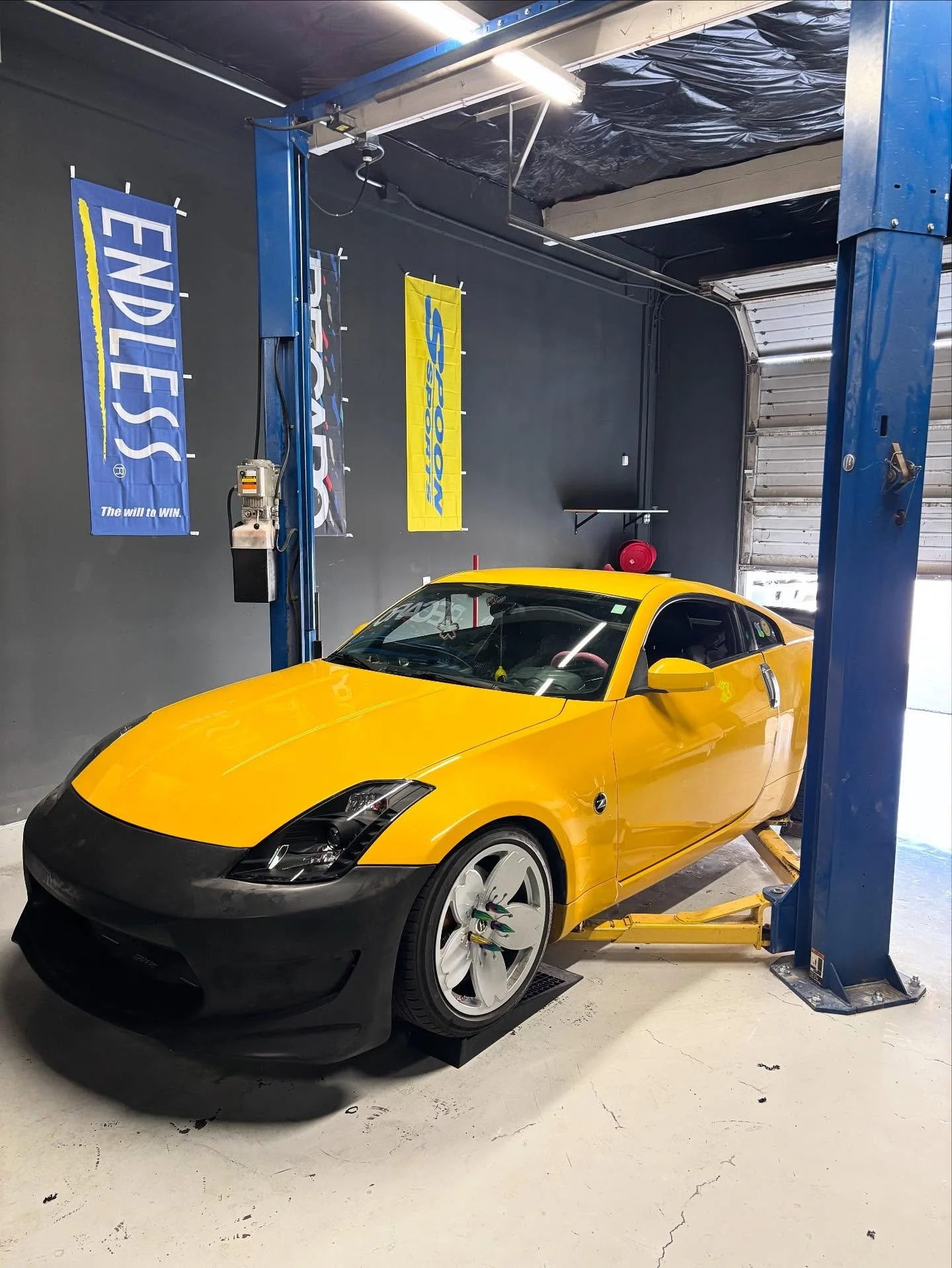@350lemonz in for some love today!
New radiator and hoses ✅ 
New headlights ✅ 
New front bumper ✅ 
Call or text to get on the schedule! 
#nissan #350z #smallbusiness #renosparks #importautosportnv #automotive #newparts #ripozzy