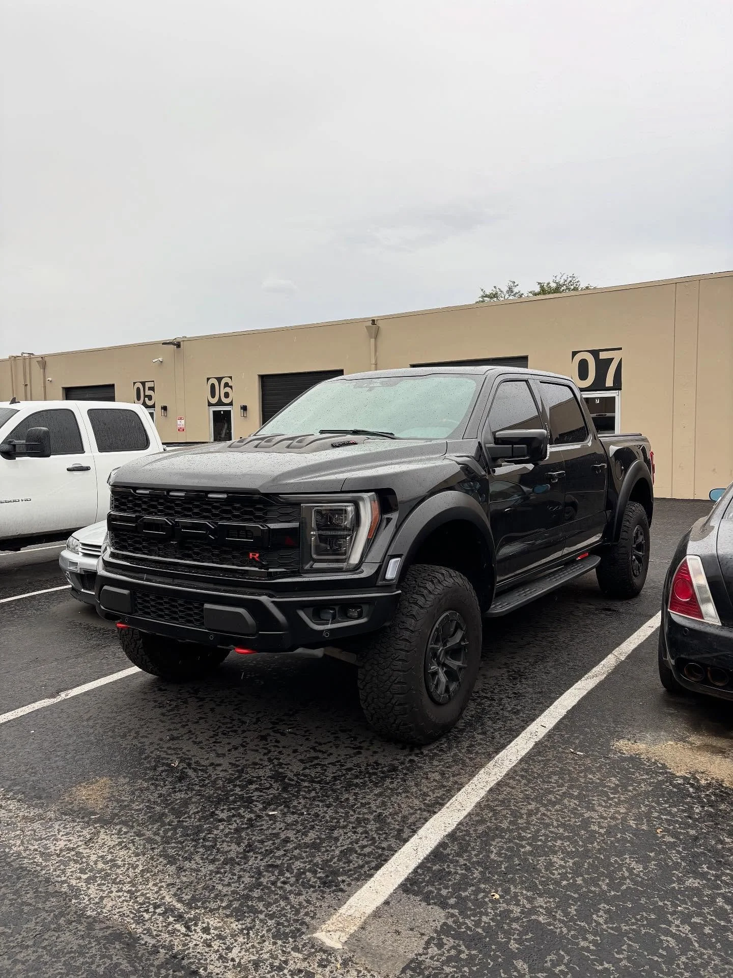 Raptor R in for some suspension upgrades! 
@eibach_world Springs Front and Rear ✅ 
@foutzmotorsports Billet upper control arms & Billet tie rod ends ✅ 
Alignment ✅ 
Nice parts for a nice truck! 
Thanks @sv_rs3 !
Call or text to get on the sched