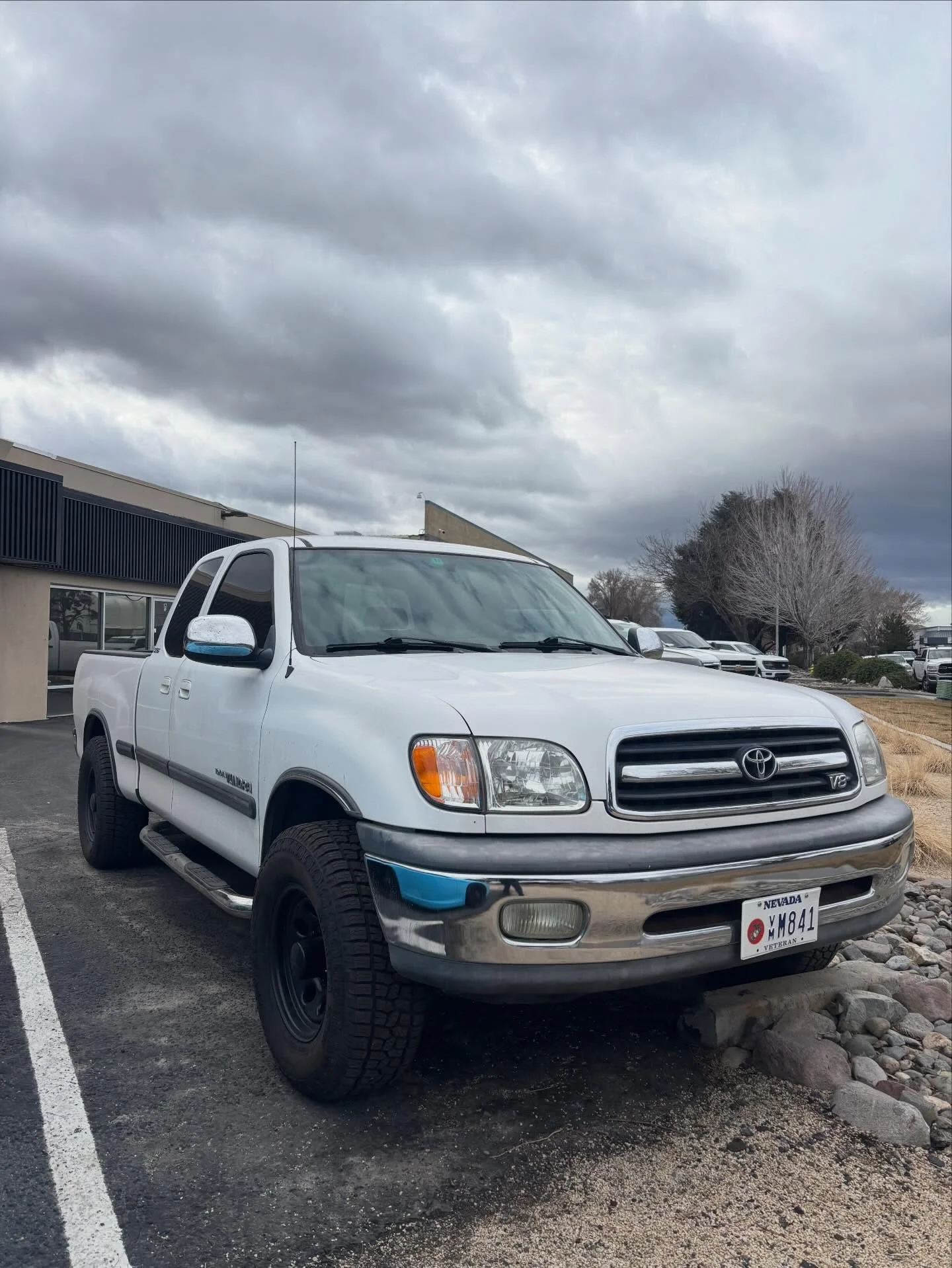 Toyota Tundra in for: 
Fan pulley bracket ☑️ 
Valve cover gaskets ☑️ 
Brake fluid flush ☑️ 
Sway bar end links checkmark ☑️ 

#toyota #tundra #automaintenance #smallbusiness #