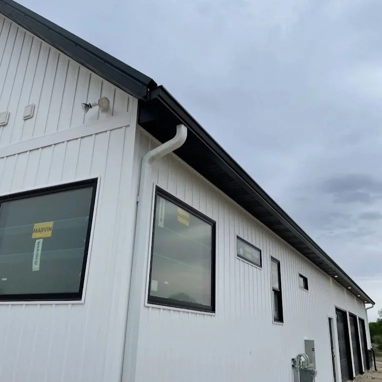 Seamless gutters and guards installation in Freeland