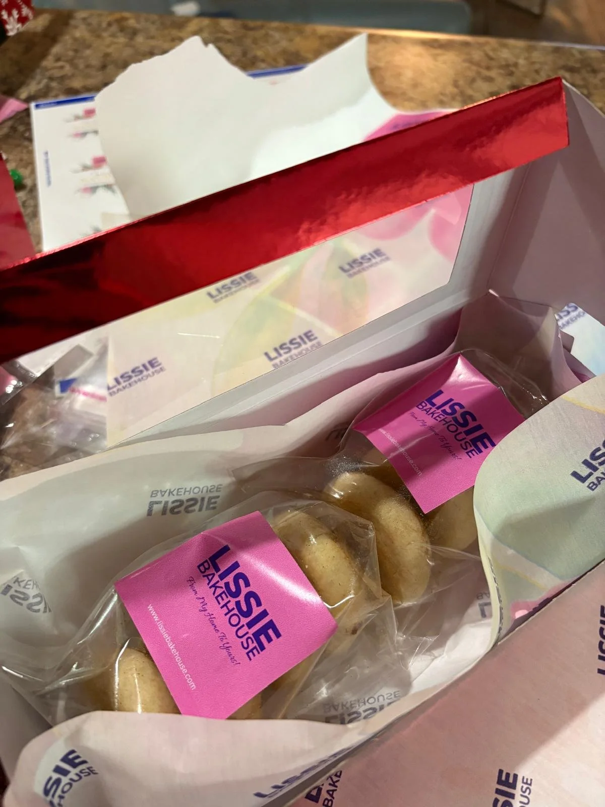 Caja roja metálica abierta con polvorones