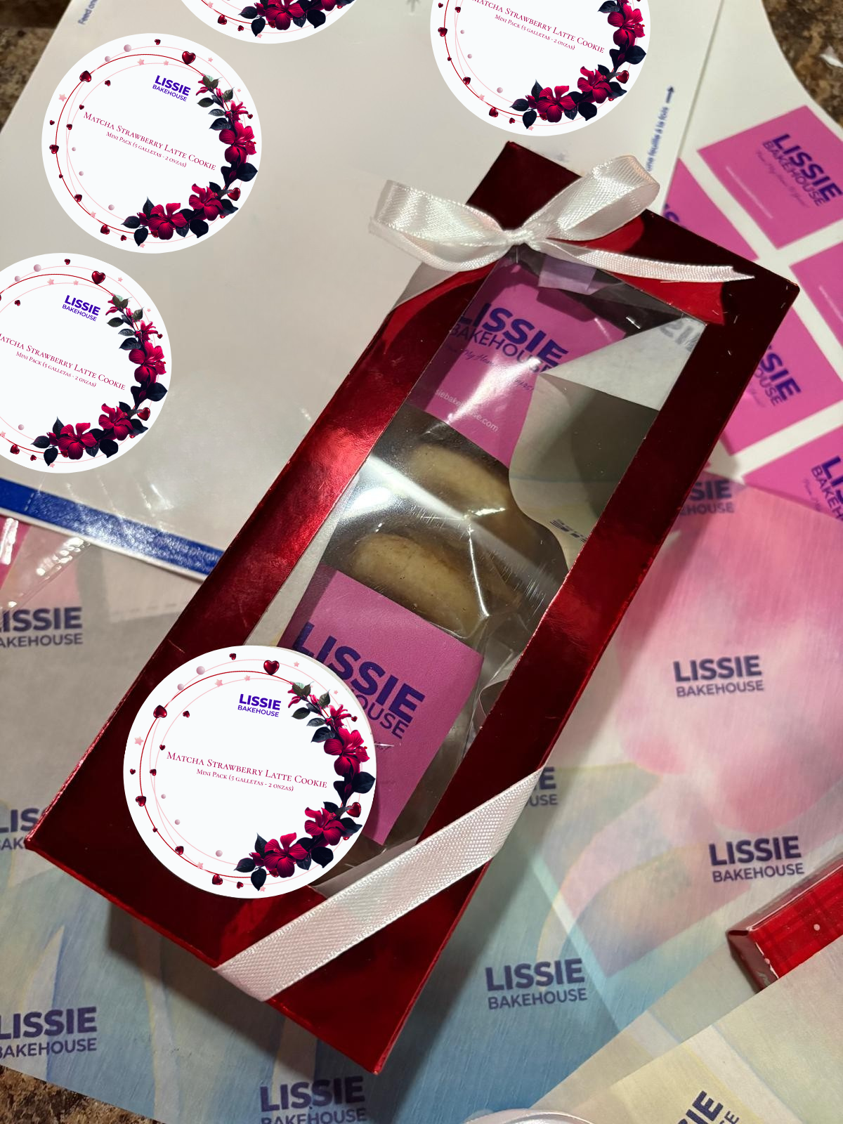 Caja roja metálica con galletas y stickers alrededor