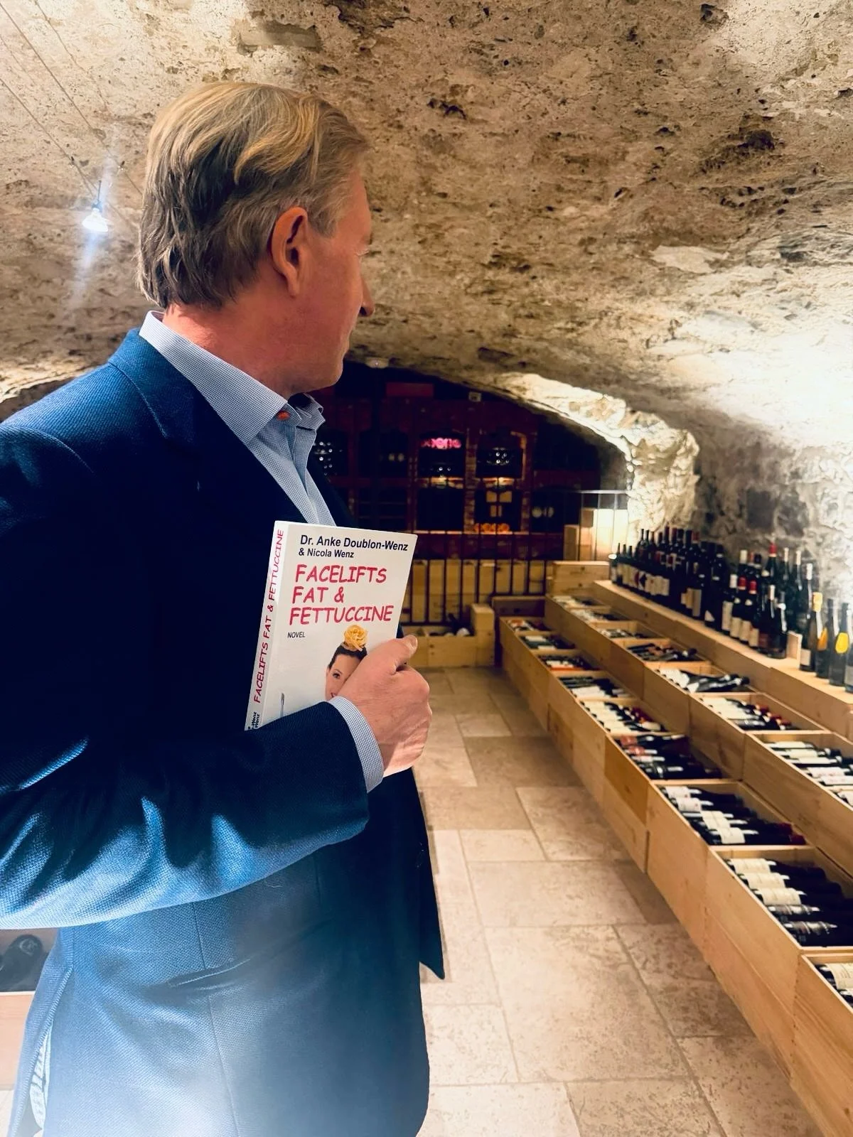 got to join a Tequila &amp; Chocolate tasting Experience at @lecaveaudebacchus with @livingeneva the other day and had to of course bring along a snack of our own 📕👀🍫
#booksbooksbooks #chocolate #tequila #booklover