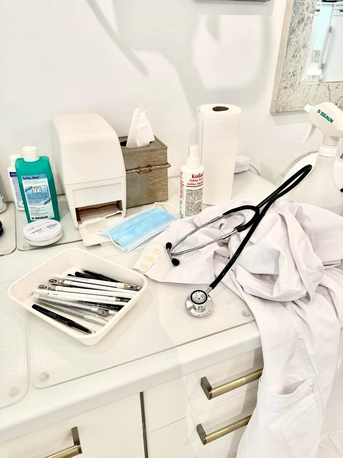 👩&zwj;⚕️ Today's office views, followed by a little treat 👀🍰
#office #cake #treat #author #doctor