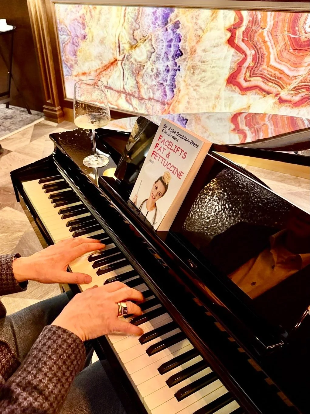 An evening with friends, music, and one of my mystery lovers 😏 find out who in the book! 📕❤️
&bull;
#romantic #bookstagram #bookish #novel #writingcommunity