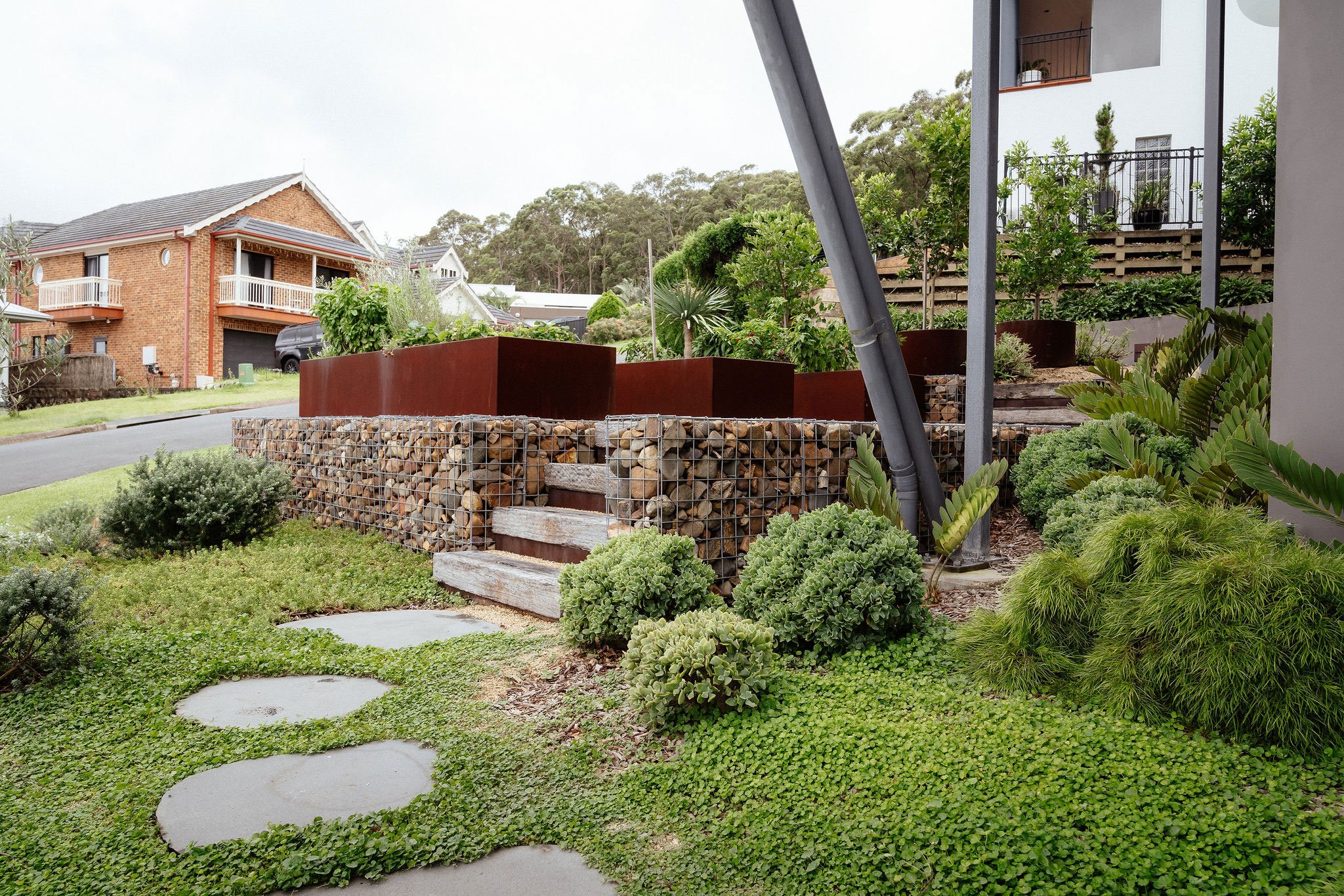 TG-Gardenscapes_Our-Projects_27-Ridgeway-Crescent_Large-Stepping-Stones-Retaining-Wall-with-Rocks-and-Garden.jpg