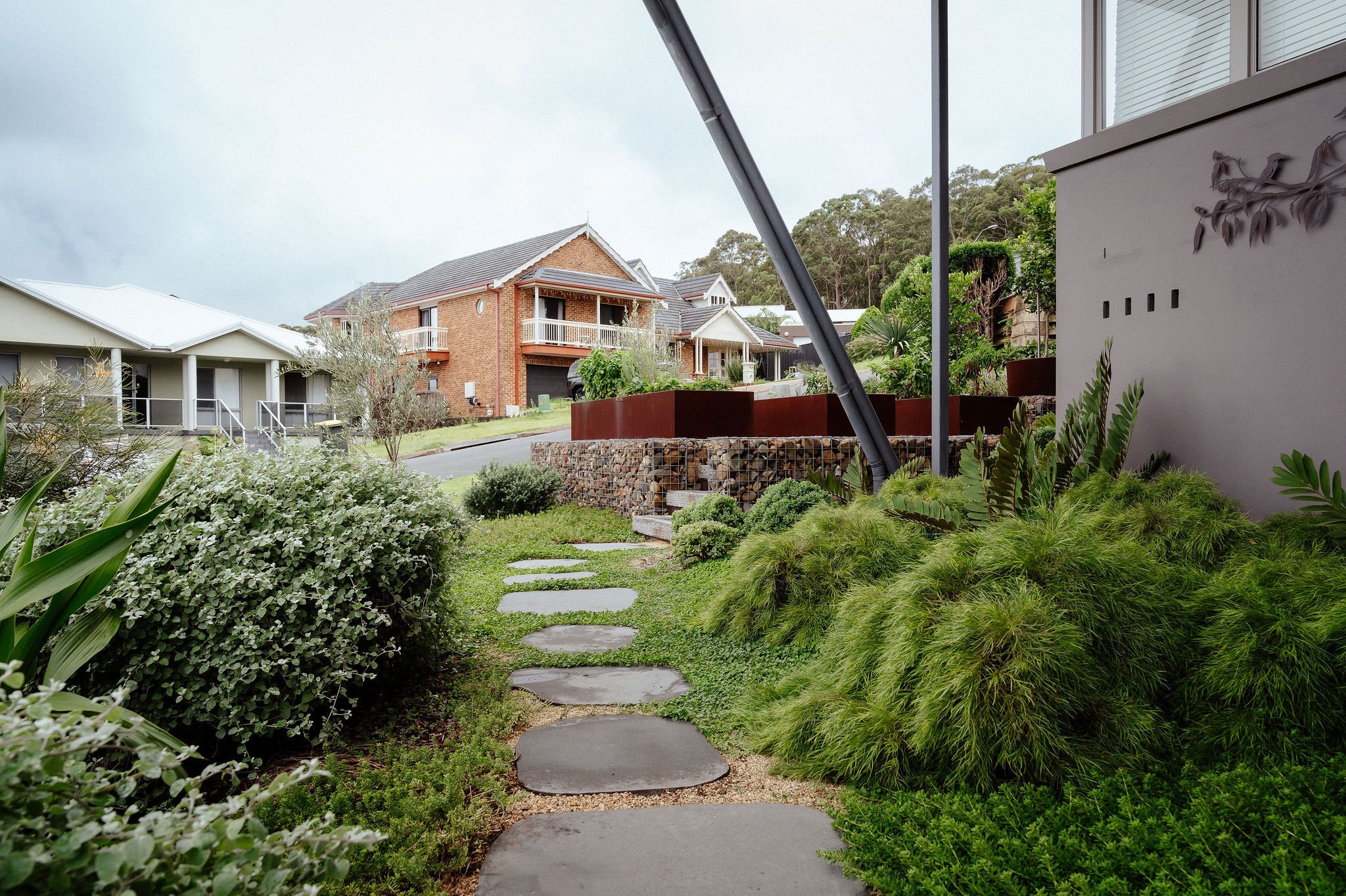 TG-Gardenscapes_Our-Projects_27-Ridgeway-Crescent_Photo-of-Large-Stepping-Stones-within-Garden.jpg