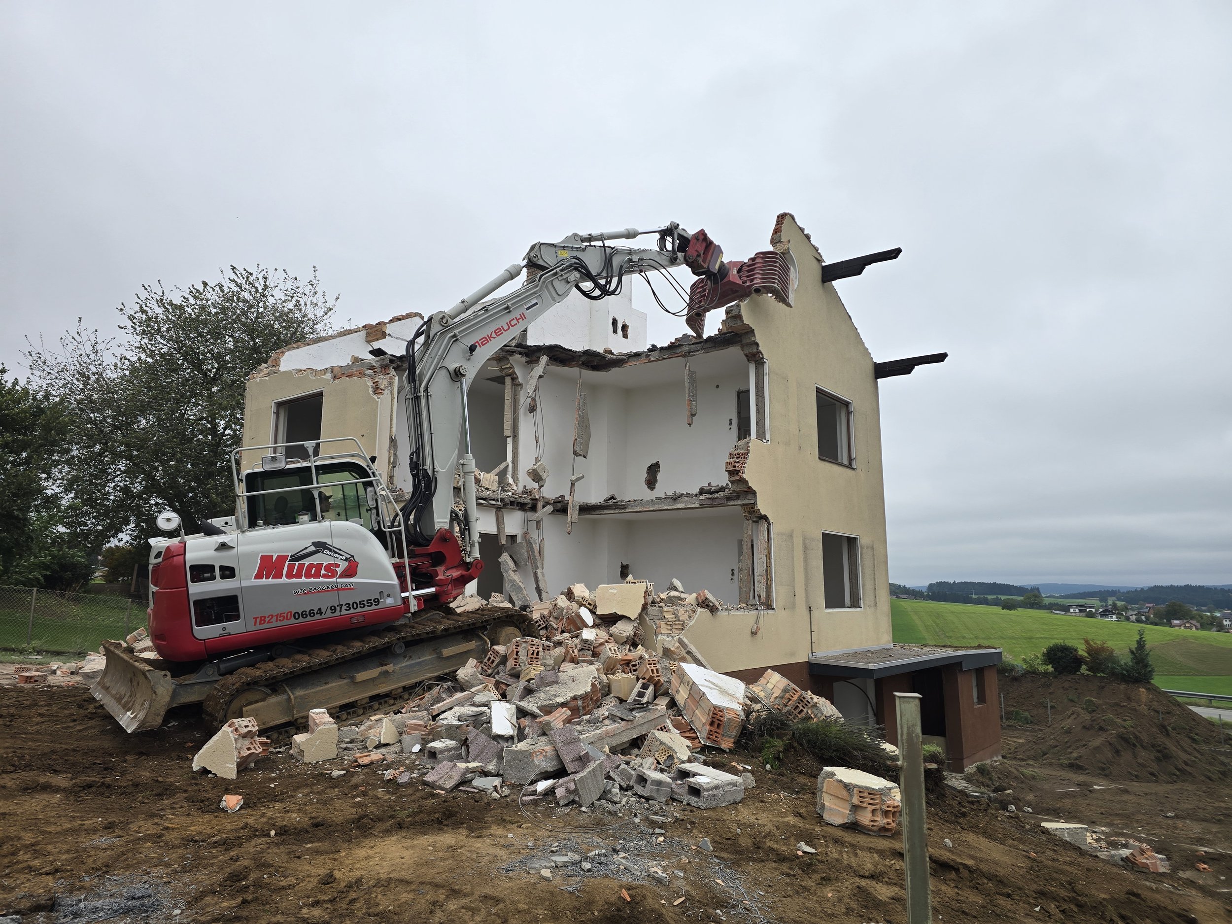 Abriss eines Hauses mit Bagger, um es abzureißen