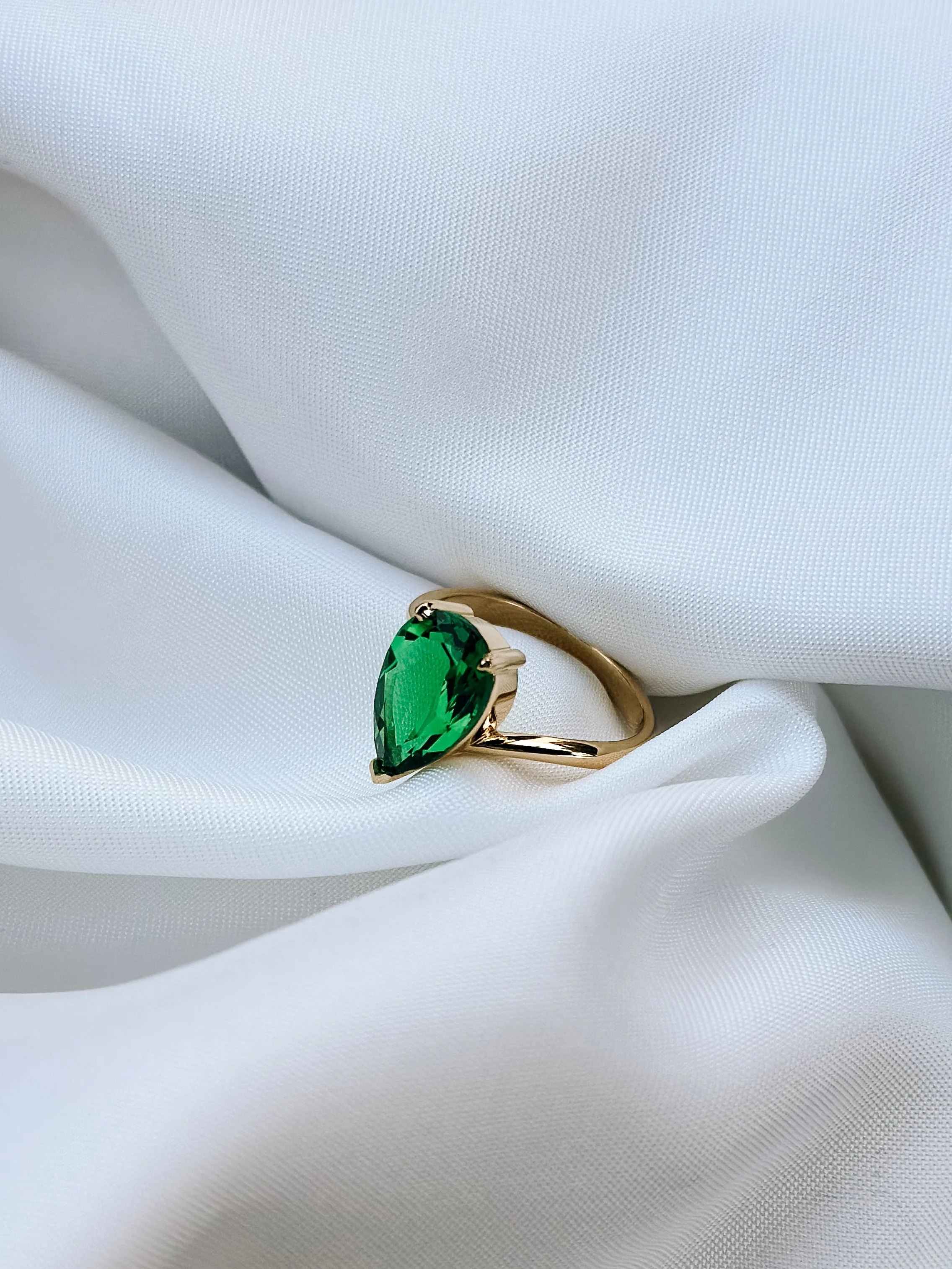 Emerald pear arc ring