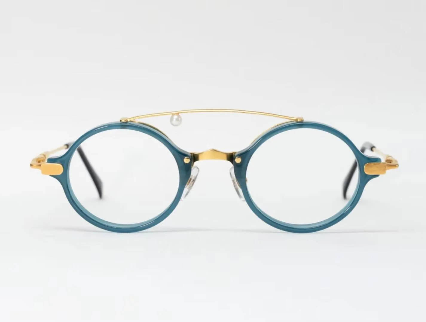 Yukiko: Yes. kikiki optique frames have a unique 'handcraftedness' that comes from being handmade. Since they are hand-polished, no two products are exactly the same. We hope wearers can feel and enjoy this characteristic as part of the overall aesth