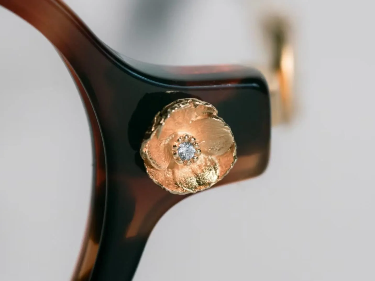 Yasuhisa:
The main difference between producing jewelries and making eyewear frames is that frames are medical devices.

Yukiko:
There are about 100 times(laughs) more considerations for wearing comfort and safety, assuming the insertion of lenses fo