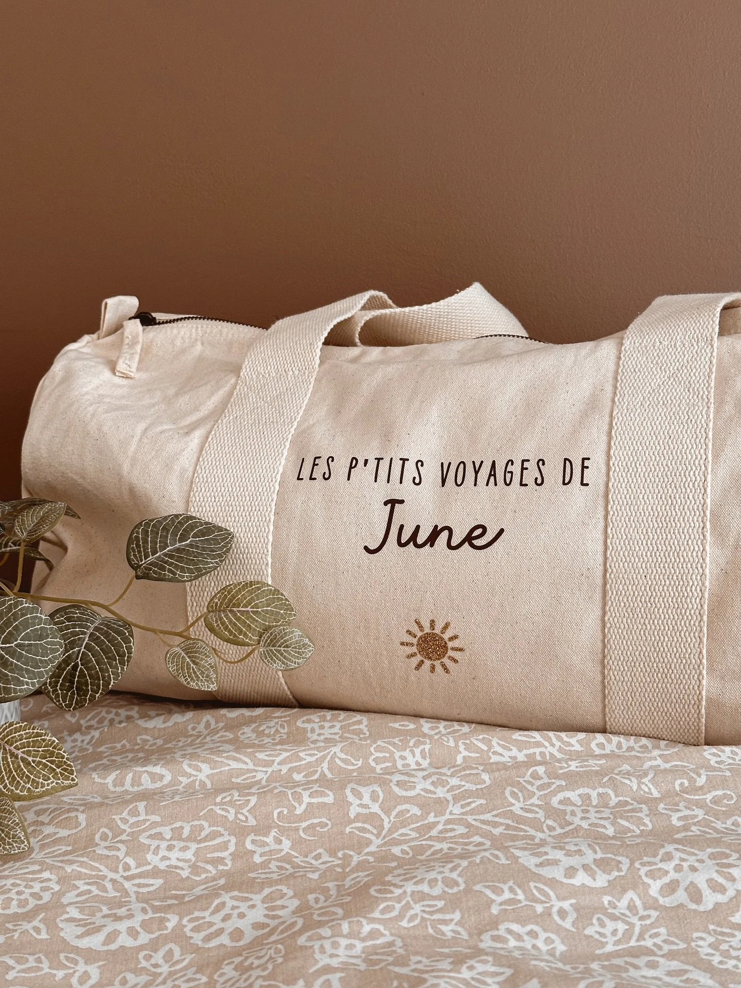 ☀️ Cr&eacute;ation personnalis&eacute;e &amp; sur-mesure pour @june.lacocker, sur le sac de week-end (ou, autrement dit, le sac polochon)

#sacpolochon #cr&eacute;ationpersonnalis&eacute;e #sacweekend #personnalisation #sacpersonnalis&eacute; #smallb