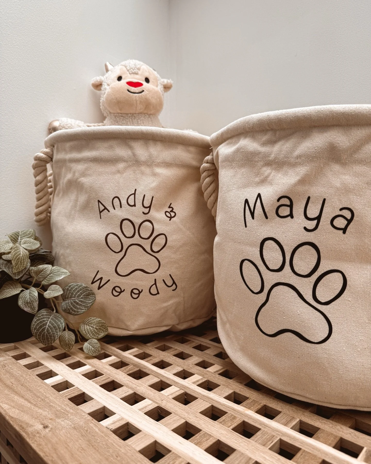 🐾 Parce qu&rsquo;ils font partie de la famille, eux aussi m&eacute;ritent leur panier rien qu&rsquo;&agrave; eux.

Ce panier 🧺 en toile &eacute;paisse personnalis&eacute; allie praticit&eacute;, solidit&eacute; et douceur, pour ranger tous leurs jo