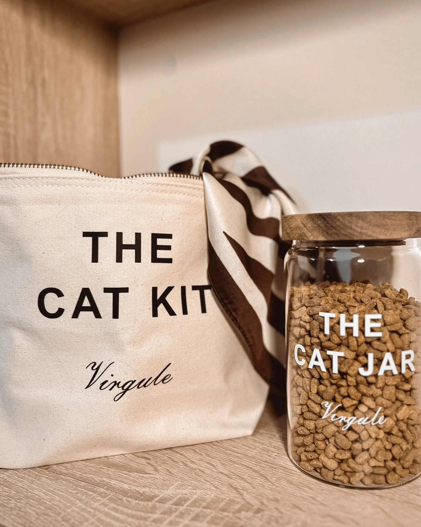 🫙 Vos deux articles pr&eacute;f&eacute;r&eacute;s de la boutique en une seule et m&ecirc;me photo : la trousse personnalis&eacute;e et le bocal &agrave; friandises personnalis&eacute;.

#bocal&agrave;friandises #instapet #troussepersonnalis&eacute;e