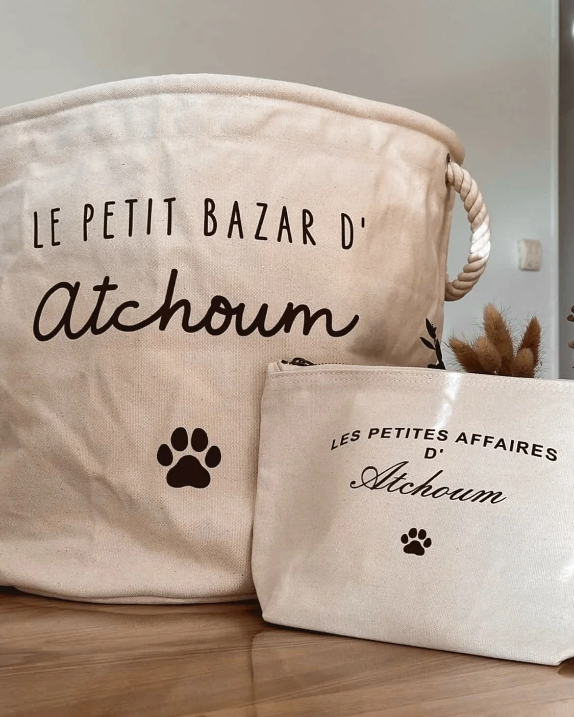 🧸 Trousse et panier &agrave; jouets personnalis&eacute;s

Vos deux plus gros indispensables du moment, pour ranger les affaires de vos compagnons. C&rsquo;est termin&eacute; de voir leurs affaires tra&icirc;ner partout dans la maison avec ces deux r