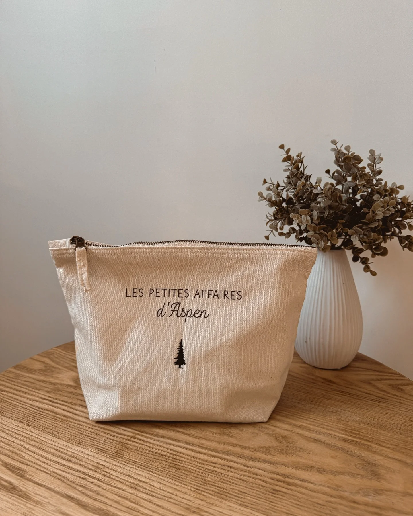 👝 Une cr&eacute;ation unique, pens&eacute;e avec soin.

Cette jolie trousse a &eacute;t&eacute; r&eacute;alis&eacute;e sur mesure &agrave; la demande d&rsquo;une cliente, qui souhaitait un design &agrave; la fois simple, &eacute;l&eacute;gant et cha