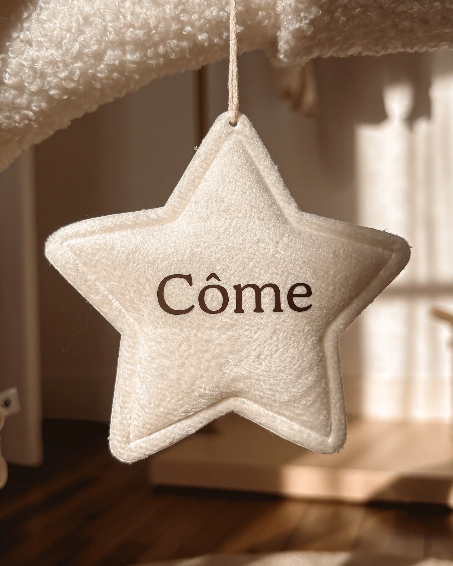 ⭐️ Chaque d&eacute;tail compte quand il s&rsquo;agit de cr&eacute;er un cocon pour son enfant.

Cette jolie &eacute;toile toute douce a &eacute;t&eacute; imagin&eacute;e avec amour pour accompagner les r&ecirc;ves d&rsquo;un petit gar&ccedil;on, C&oc