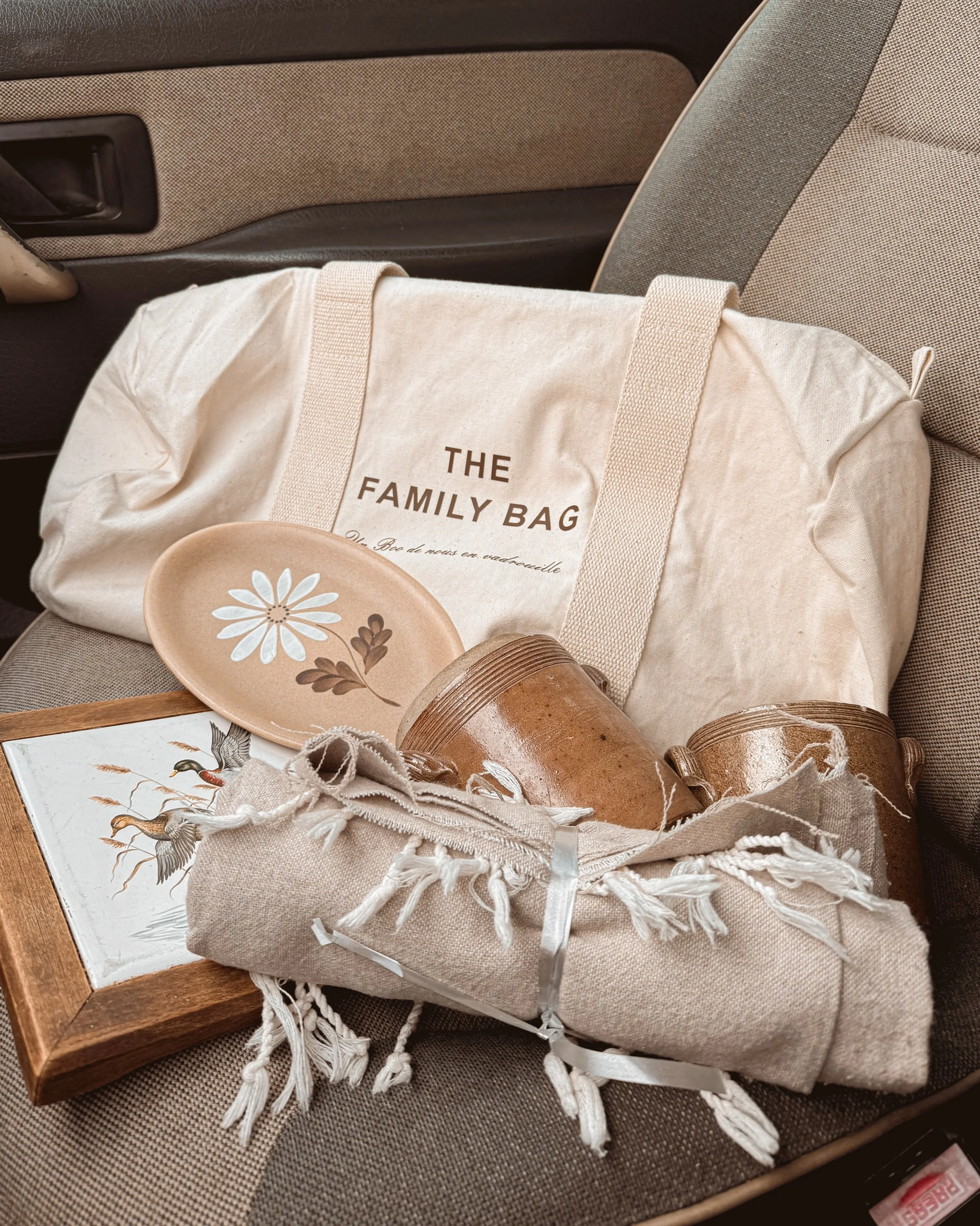 ☁️ Bon (long) week-end. 

Est-ce que ce ne serait pas le moment parfait de partir en escapade, avec votre compagnon &agrave; quatre pattes 🐾, accompagn&eacute; de votre sac de voyage personnalis&eacute; ?

-

Ce sac de voyage polochon personnalis&ea