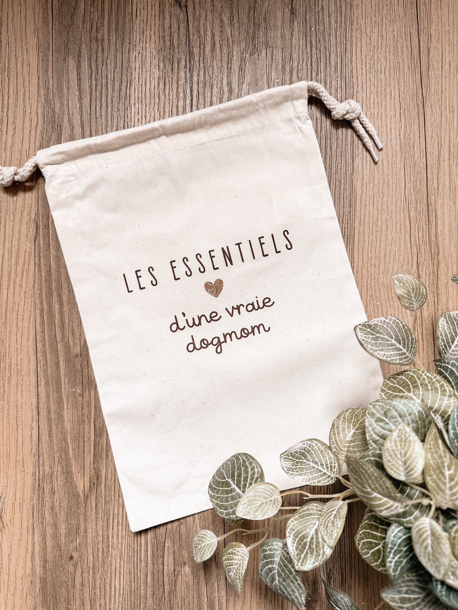 Sac en toile avec texte en français et feuilles décoratives.