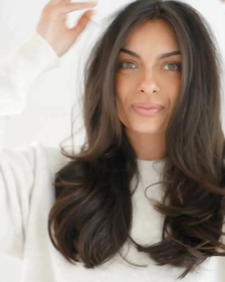 We LOVE a fresh gloss + cut for the brunettes 🤎 We love bringing dark hair back to life with that healthy shine and shape. @ashton_peacherosehair nailed this one! Book your gloss via link in bio!