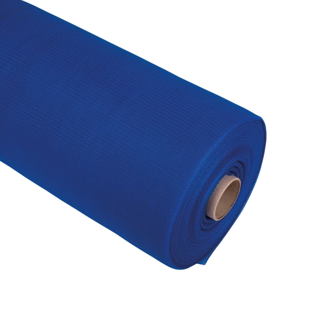 Un grande rotolo di tessuto blu su uno sfondo di colore azzurro chiaro.