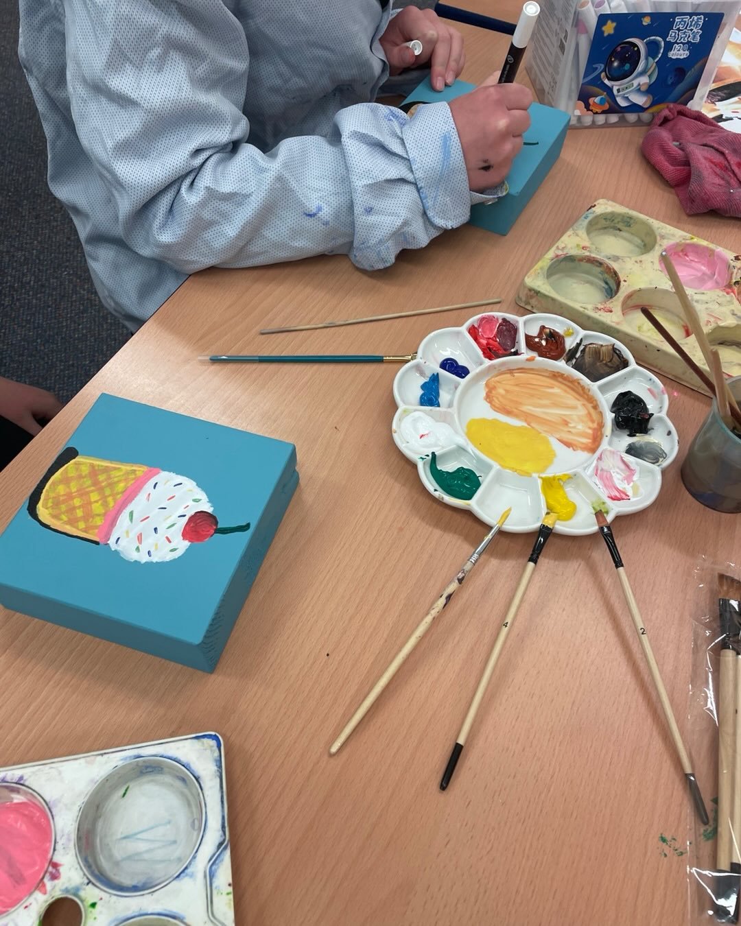 Cute little icecreams on a wooden block  by 10-11 year olds in an art club. We had about 3/4 hour 😬😬😬😬