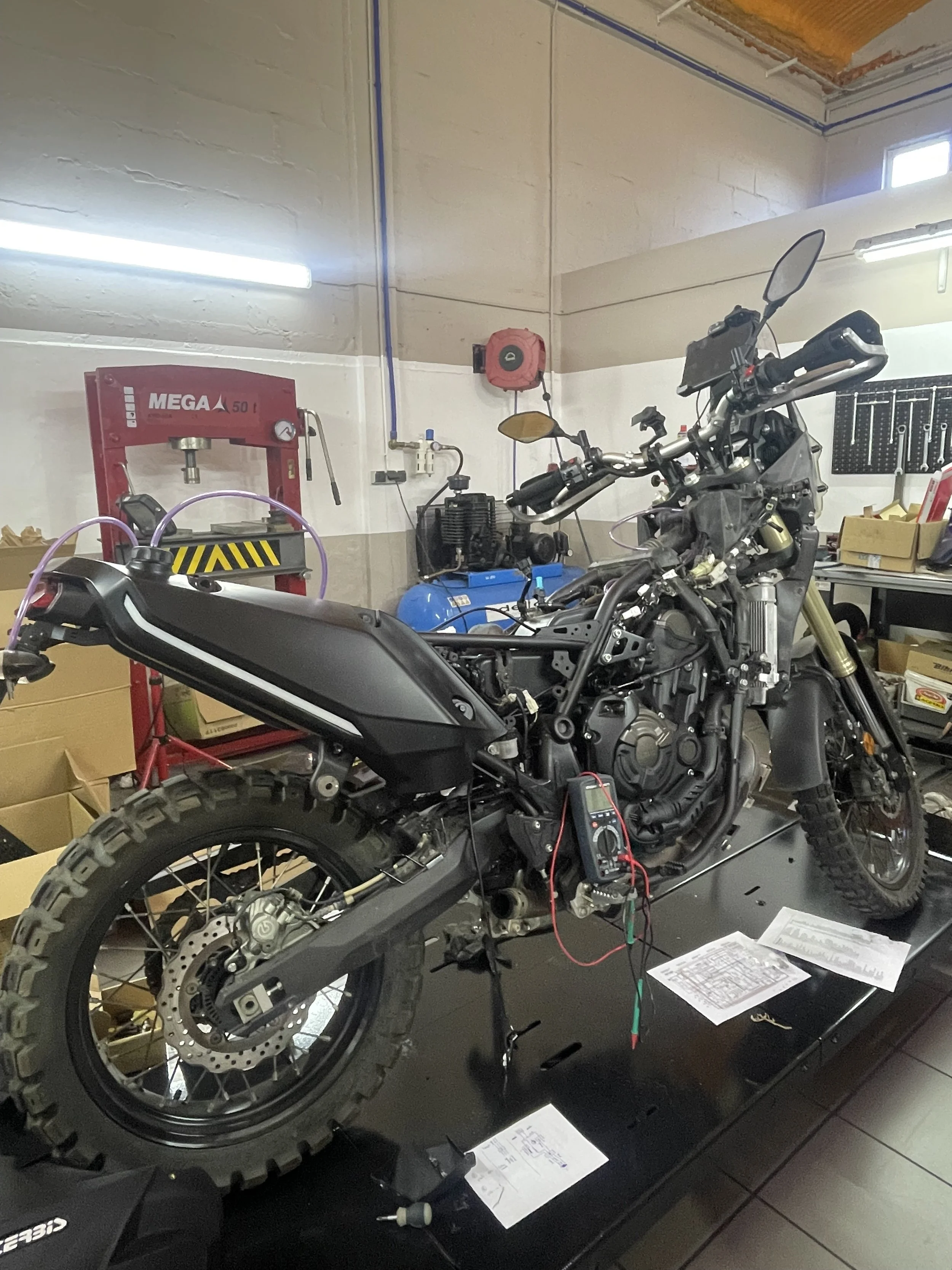 Yamaha Ténére 700 motorcycle with GYTR rear fuel tanks installation