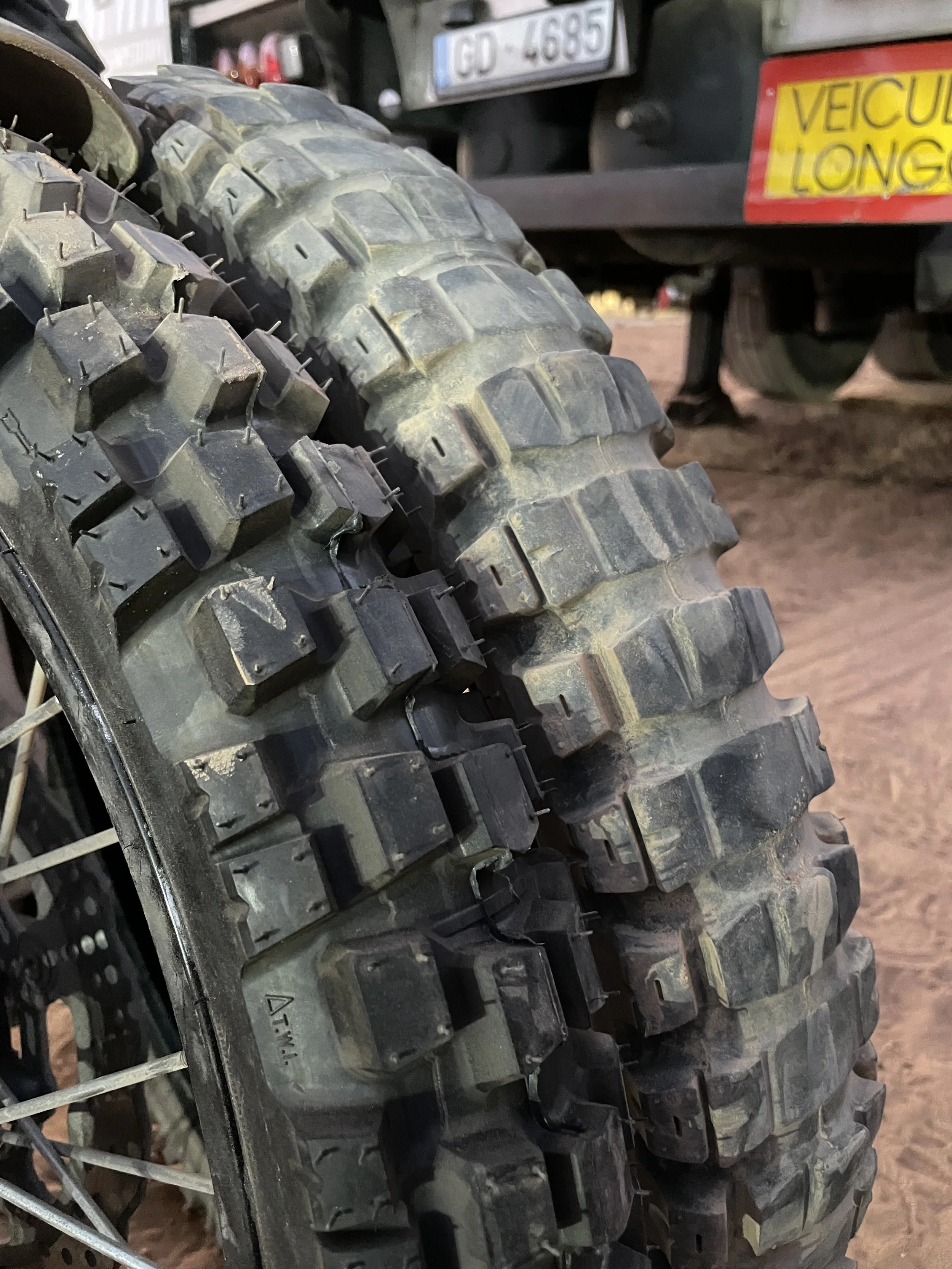 Camparison between Motoz tyres. New Tractionator Rallz with used Tractionator DualVenture with 17000 kms on a Yamaha Ténéré 700