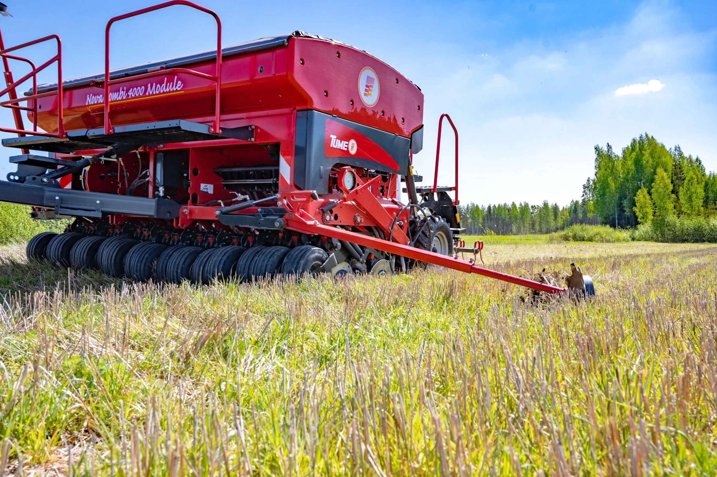 Nova Combi Sowing into pre-existing tall standing pastures.  cuts through tough plants / trash perfect for Australian Sowing conditions.