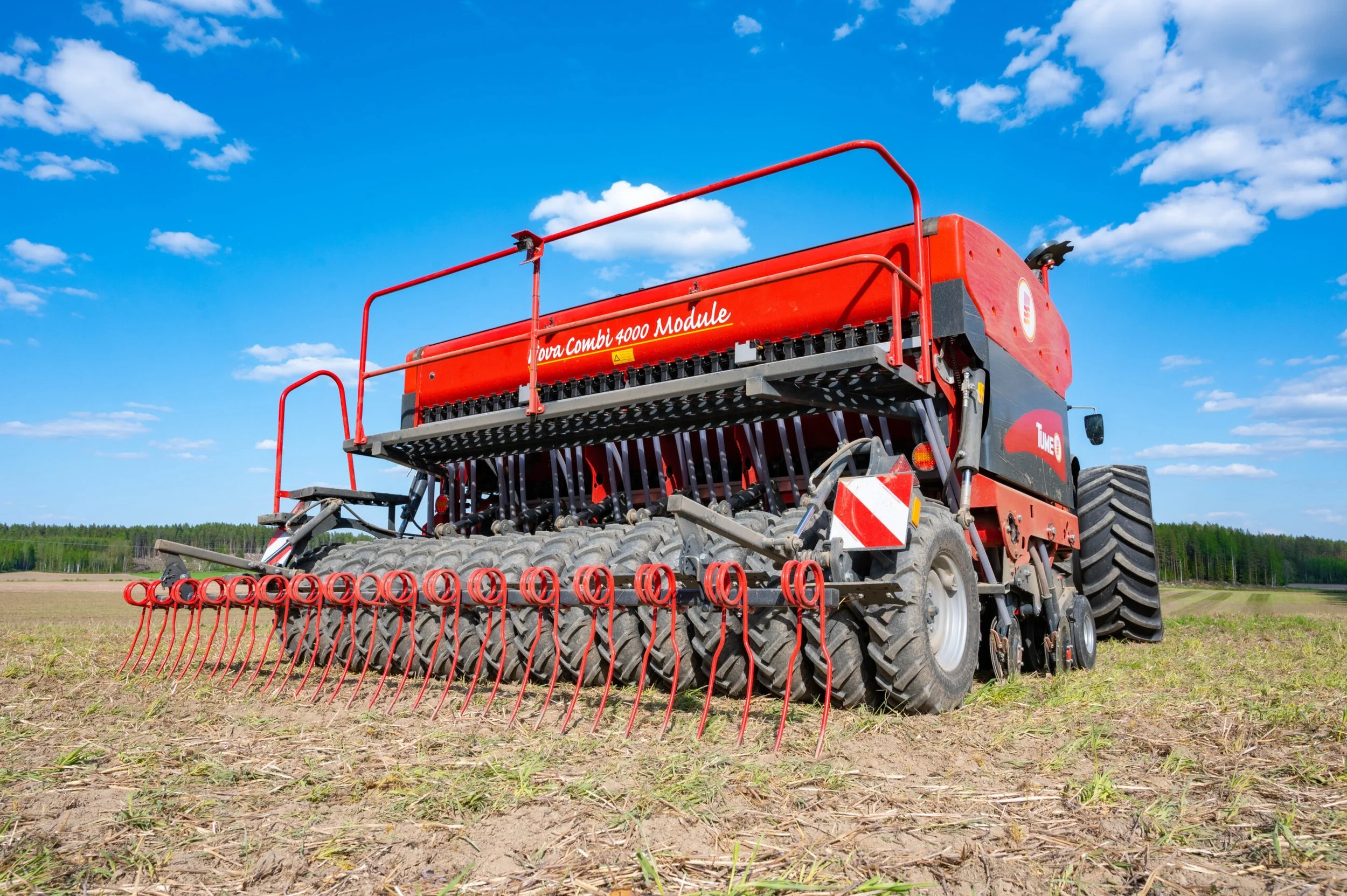 Rear view of Nova Combi on pre-existing pastures