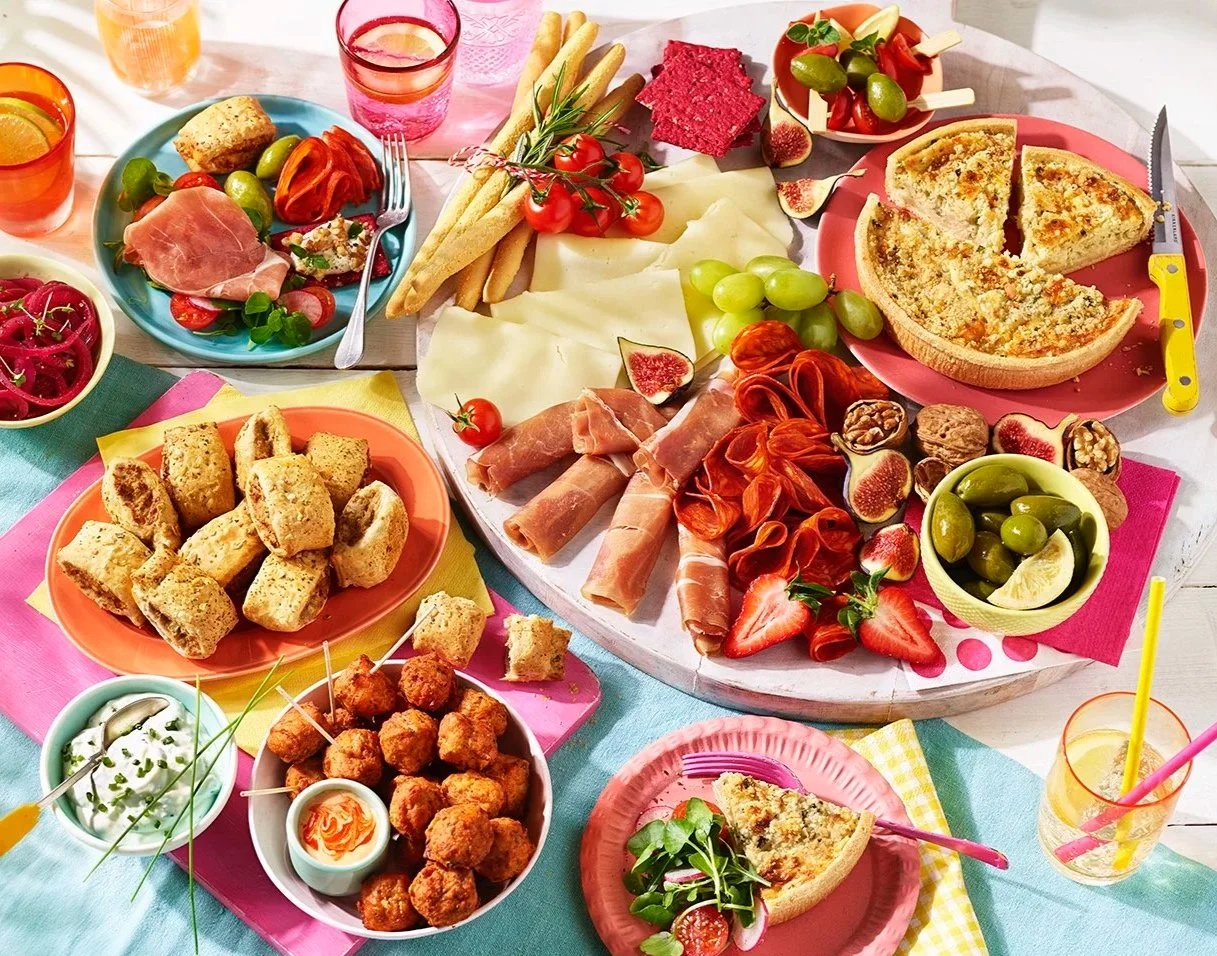 Shot1_TFT_Chilled_Picnic_Grazing_SolEndHeader_POS_230322_DW.jpg