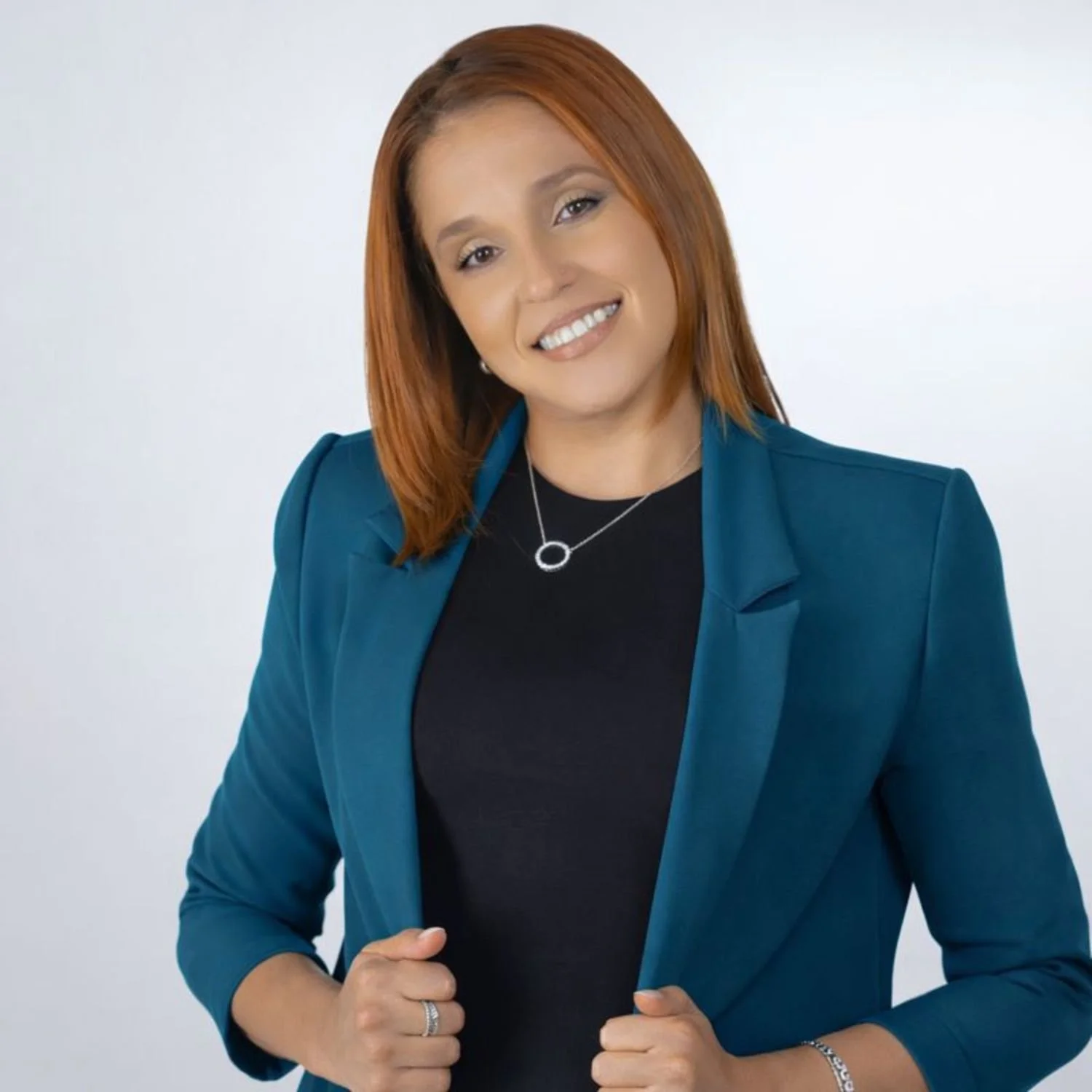 Consultora de PWC en sesión de coaching ejecutivo, profesional con blazer verde transmitiendo confianza, liderazgo y acompañamiento estratégico para desarrollo organizacional.