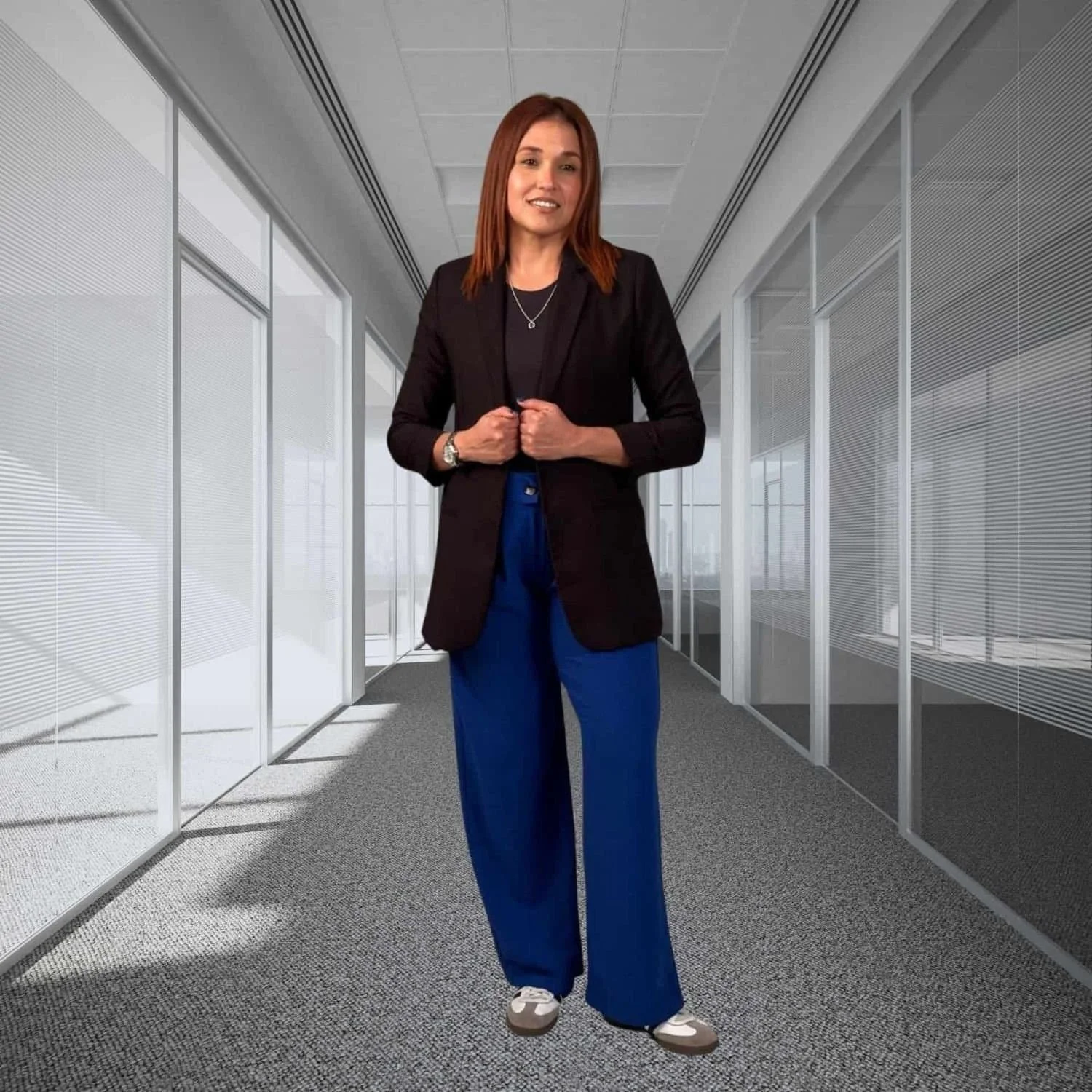 Tania Quiñones, fundadora de PWC, de pie en un entorno corporativo moderno, representando liderazgo, consultoría en recursos humanos y enfoque estratégico en la gestión del talento.