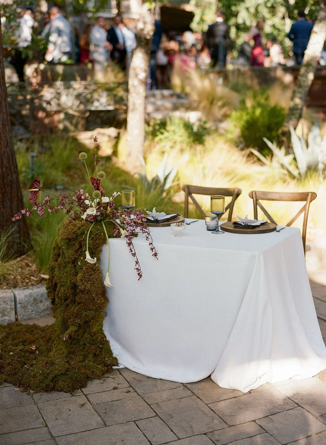 reception-wedding-sweetheart-table-still-life-art-floral-design-napa-fungi-moss-overgrown-installation-mushrooms-japanese-style-still-life-art-trendy
