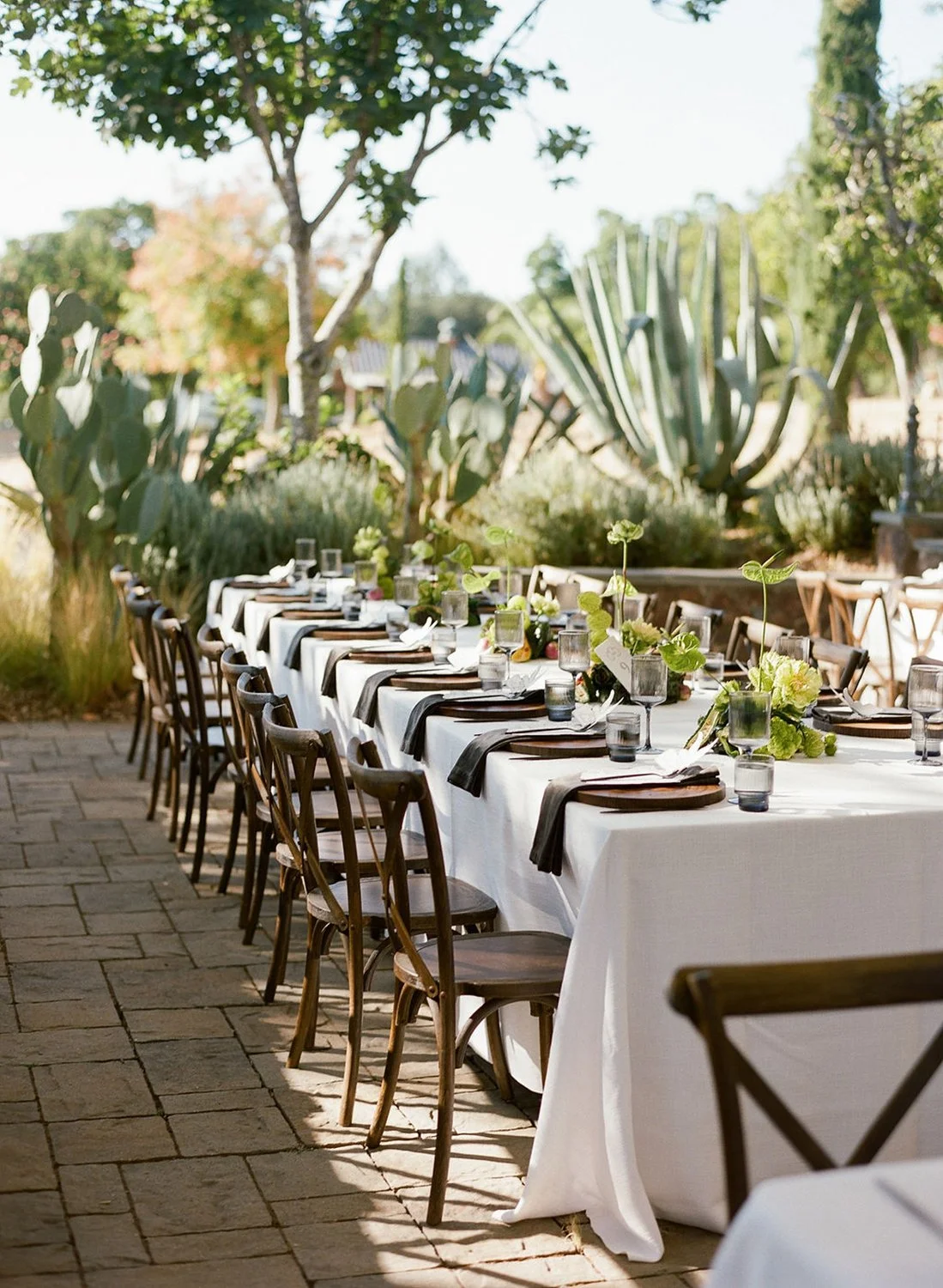 reception-wedding-banquet-tables-still-life-art-floral-design-napa-roses-anthuriums-trendy