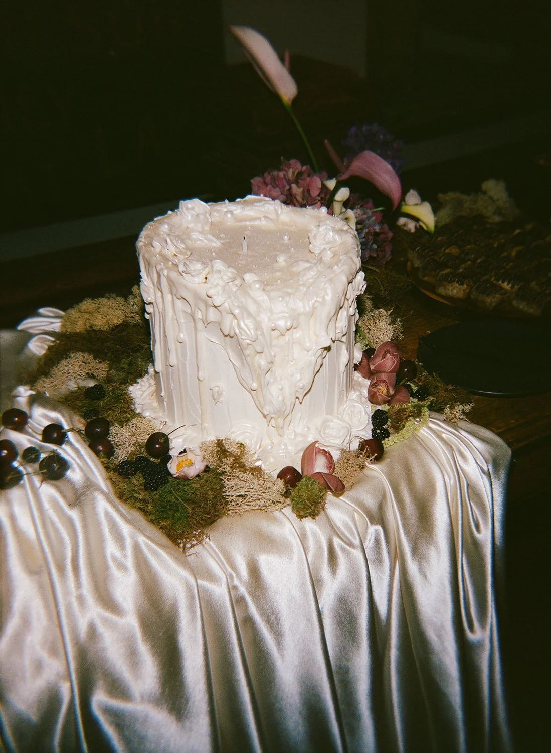 wedding-cake-artful-moss-meadow-flowers-trendy