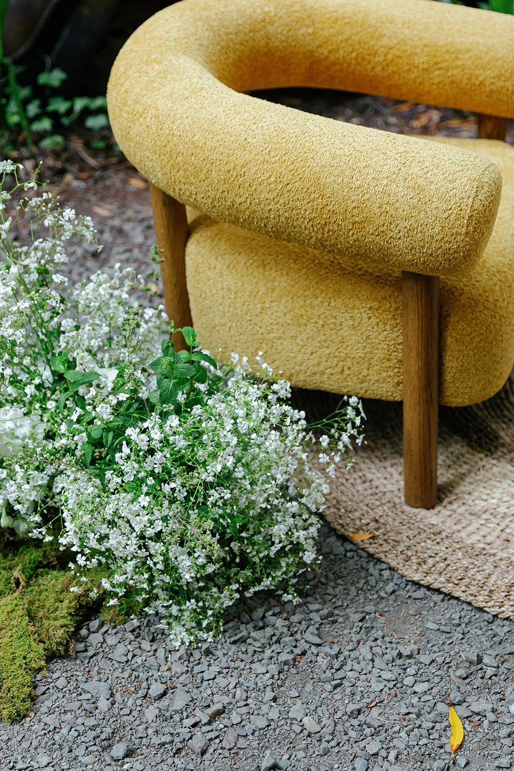 lounge-area-ground-arrangement-airy-textured-sophisticated-wildflowers
