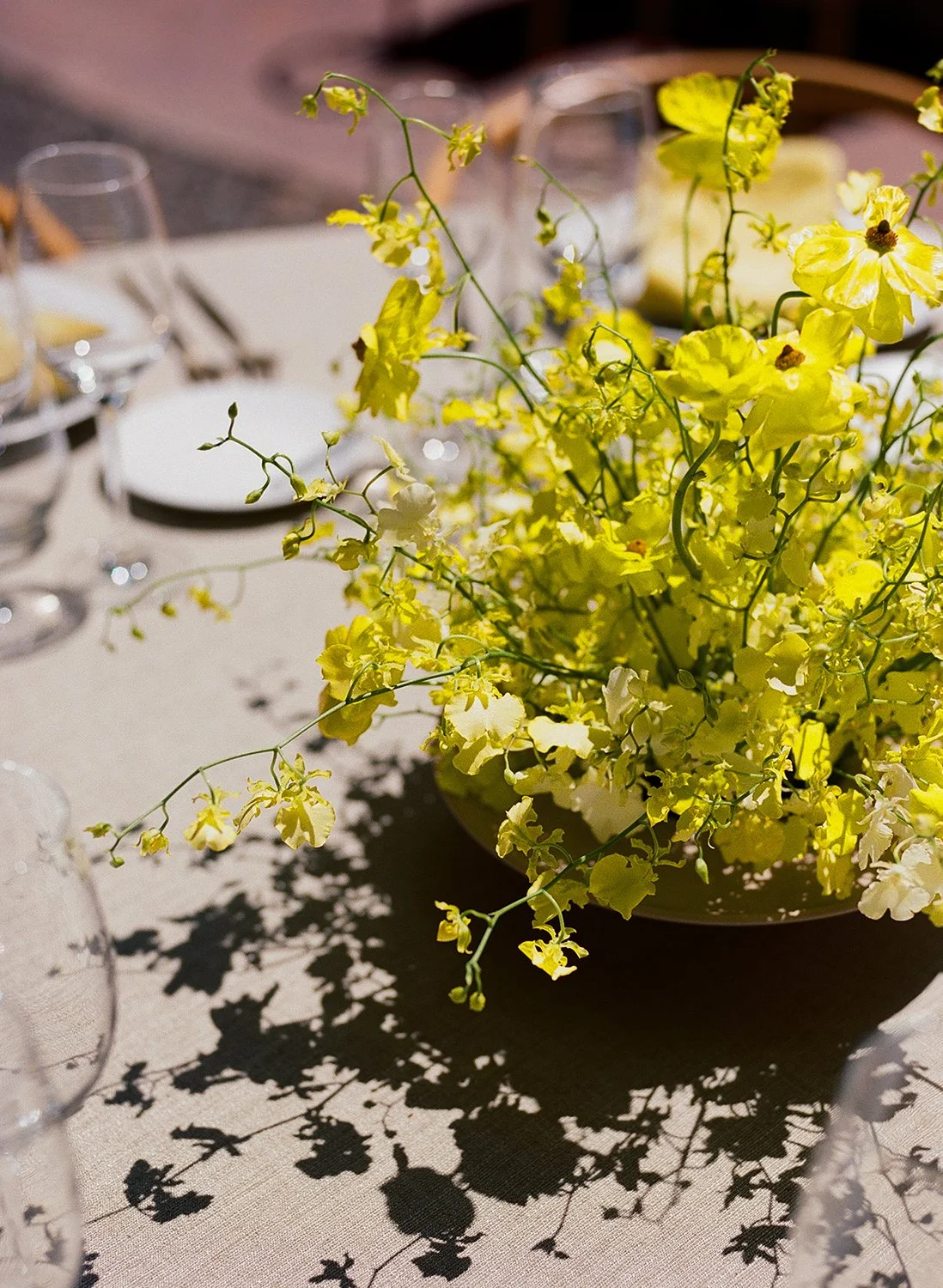 reception-banquet-tables-yellow-oncidiums-ikebana-centerpiece-lemons-grapes