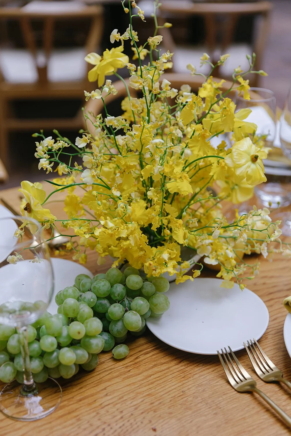 reception-banquet-tables-yellow-oncidiums-ikebana-centerpiece-lemons-grapes-modern-artful-candles-beeswax-taper