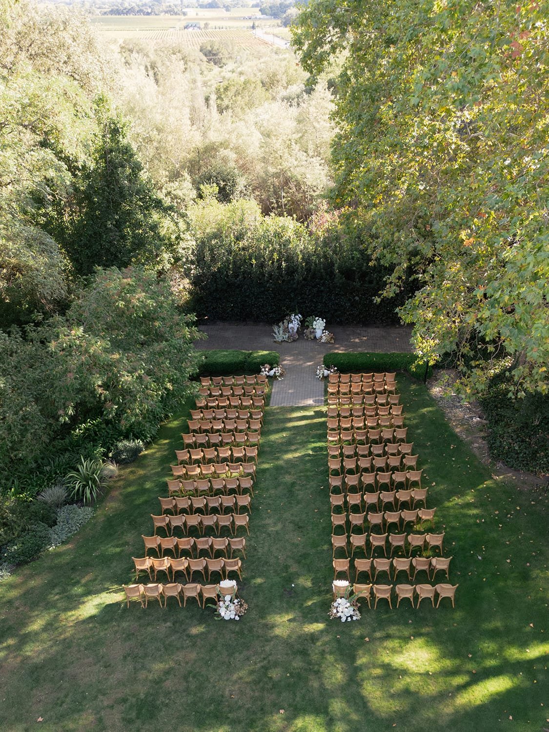 editorial wedding florals fine art floral arrangements romantic moody designs alternative wedding flowers minimalist bouquet ideas flower delivery service elegant event decor