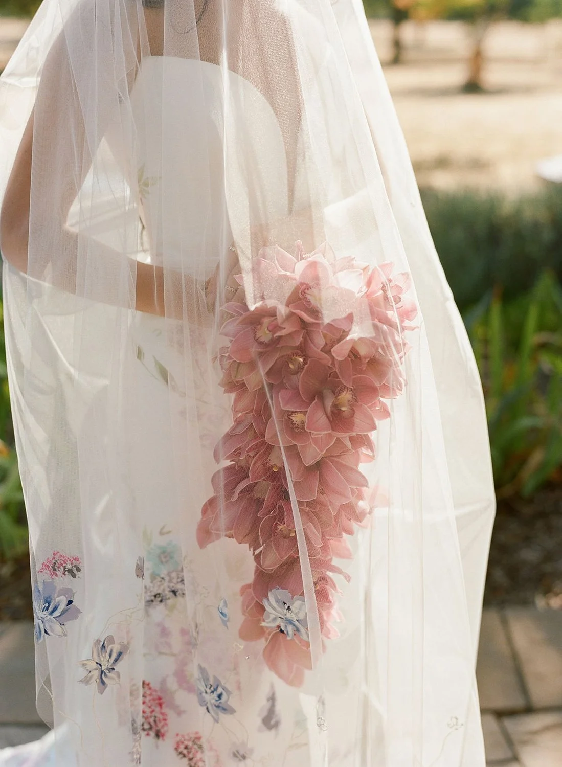 editorial wedding florals fine art floral arrangements romantic moody designs alternative wedding flowers minimalist bouquet ideas flower delivery service elegant event decor