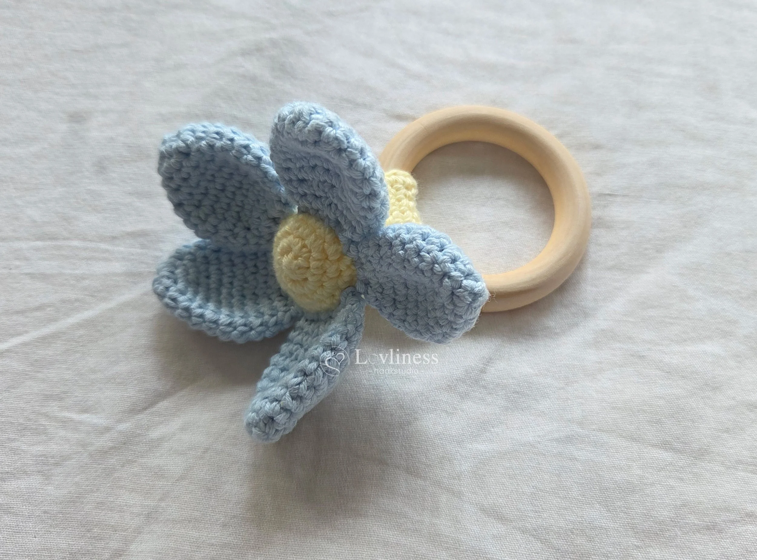 Flower houten rammelaar BLAUW 2.jpg