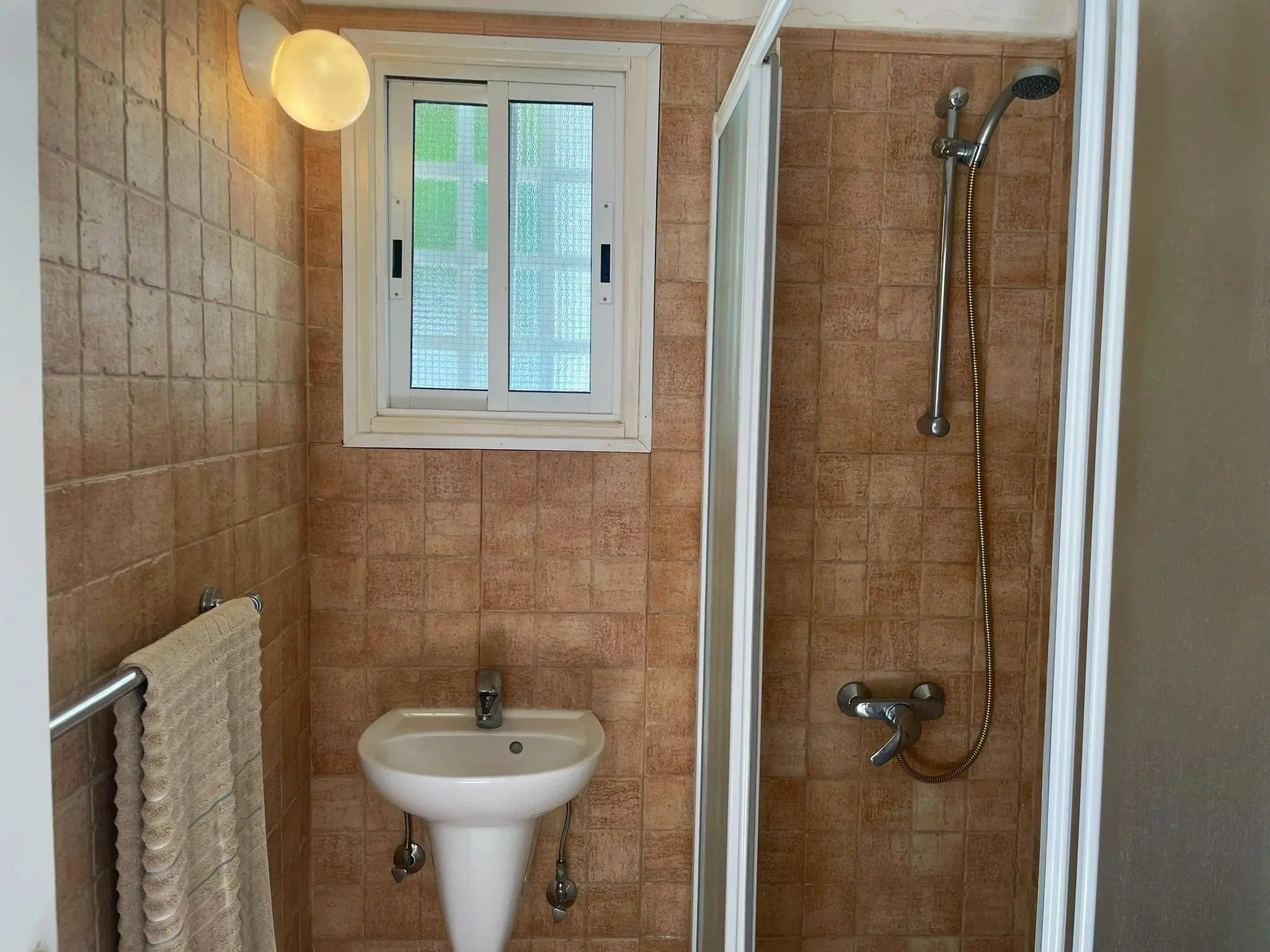 Pool shower room - bathroom 4