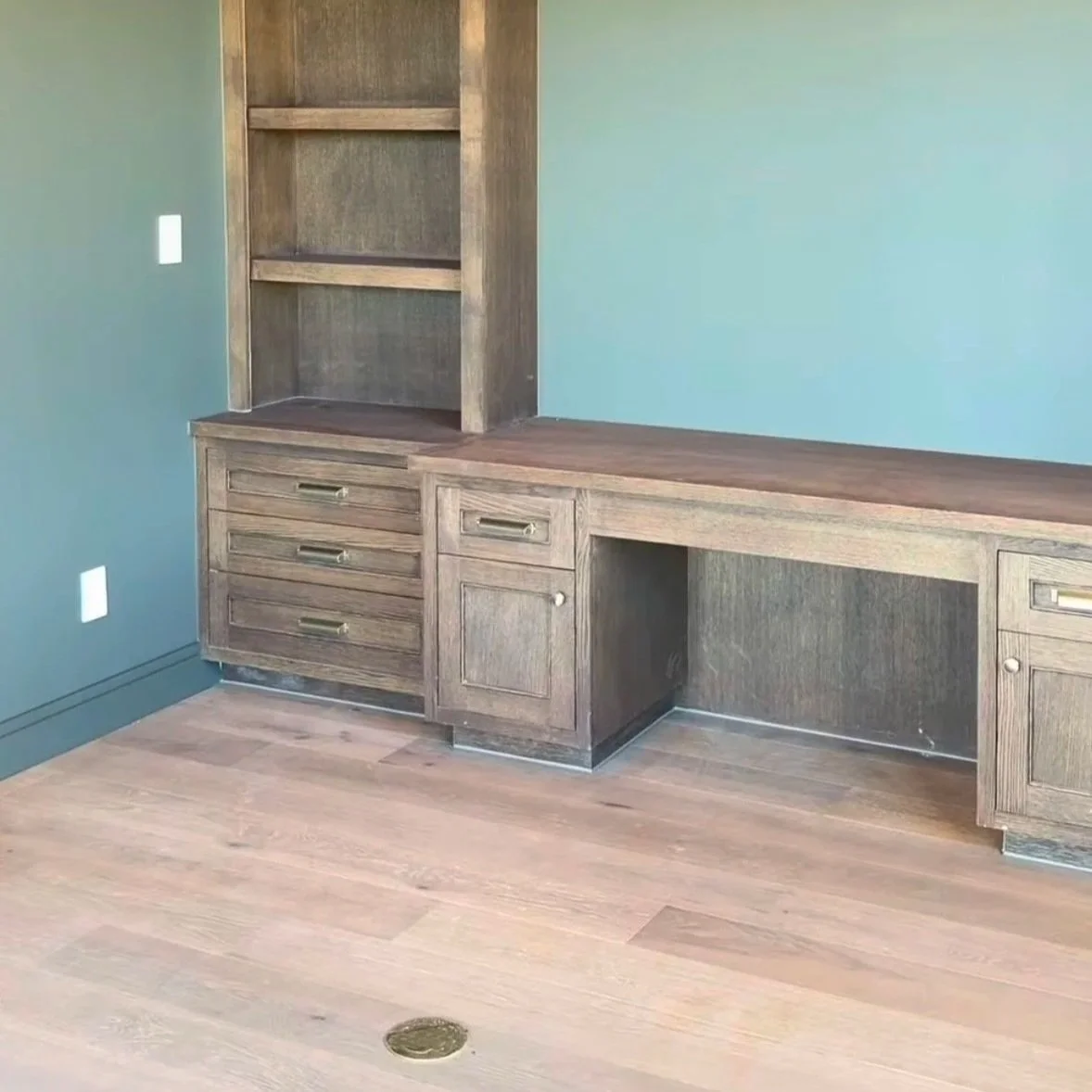       
  
     08.12.26  - With flooring now installed, the home’s interiors are taking shape, bringing warmth, continuity, and character to each space.  


  
 #block-277b80b5607911b109d6 {
    
    --stroke-style: none;--stroke-thickness: 6px;
    