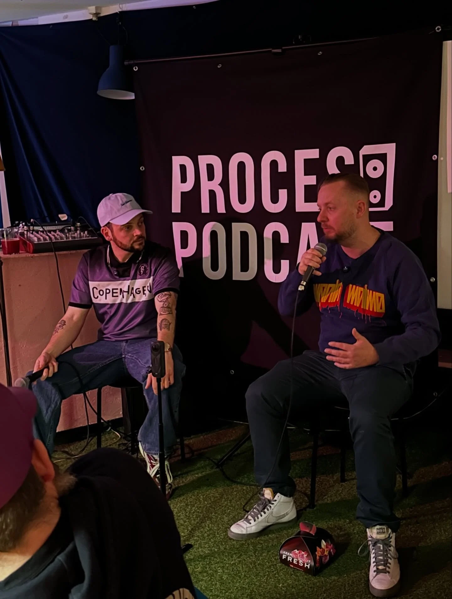 I g&aring;r blev der yappet, i dag er jeg fattig for ord. 100 afsnit i banken og en fejring lige efter bogen p&aring; @peoplelikeus_beer_bar med de bedste mennesker i crowden. Der blev grinet, filosoferet, reflekteret og quizzet til den store guldmed