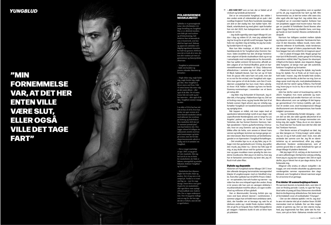 Black and white portrait of Yungblud with slicked-back hair, tattoos on his arm, and a serious expression, wearing a chain necklace and a sleeveless shirt, with bold Danish text about fame beside him. Gaffa, Yungblud er sit eget idol.